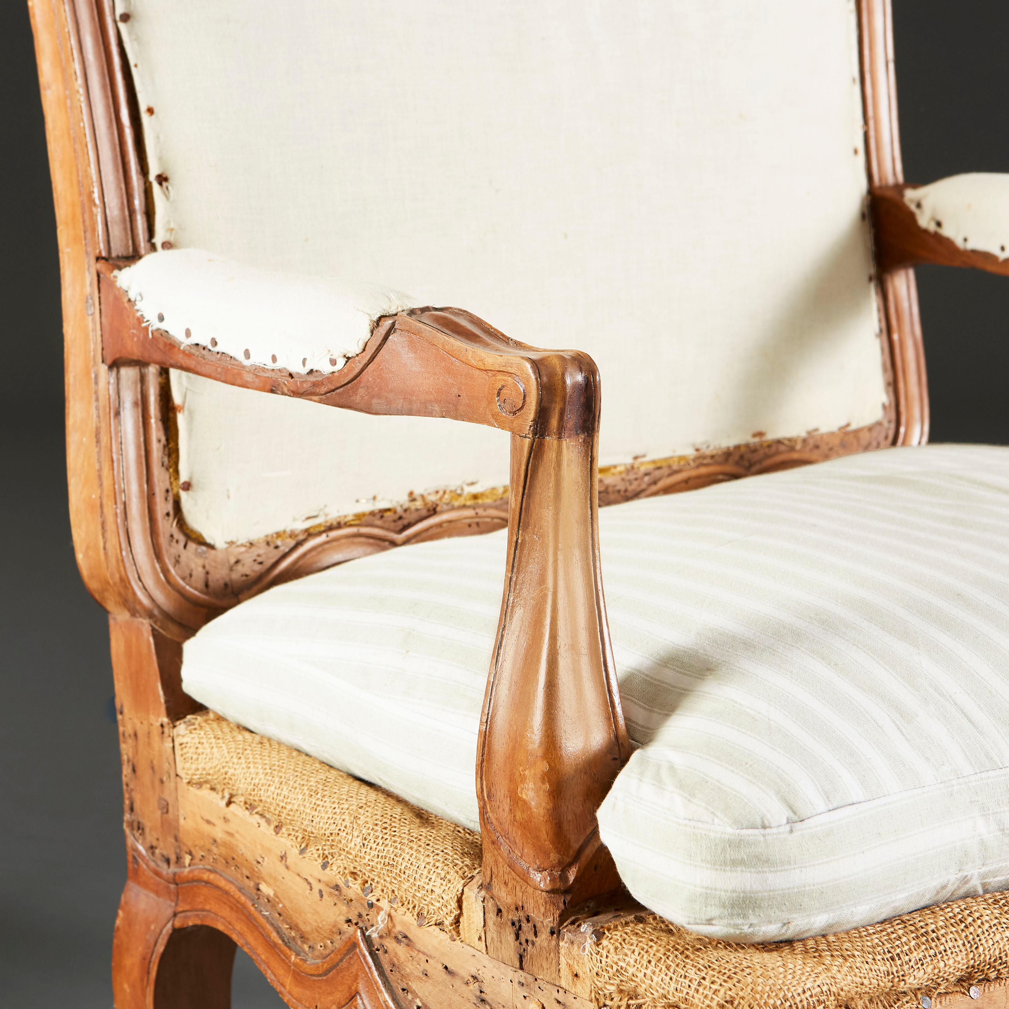 Ein Paar offene französische Sessel aus dem frühen 19. Jahrhundert im Angebot 1