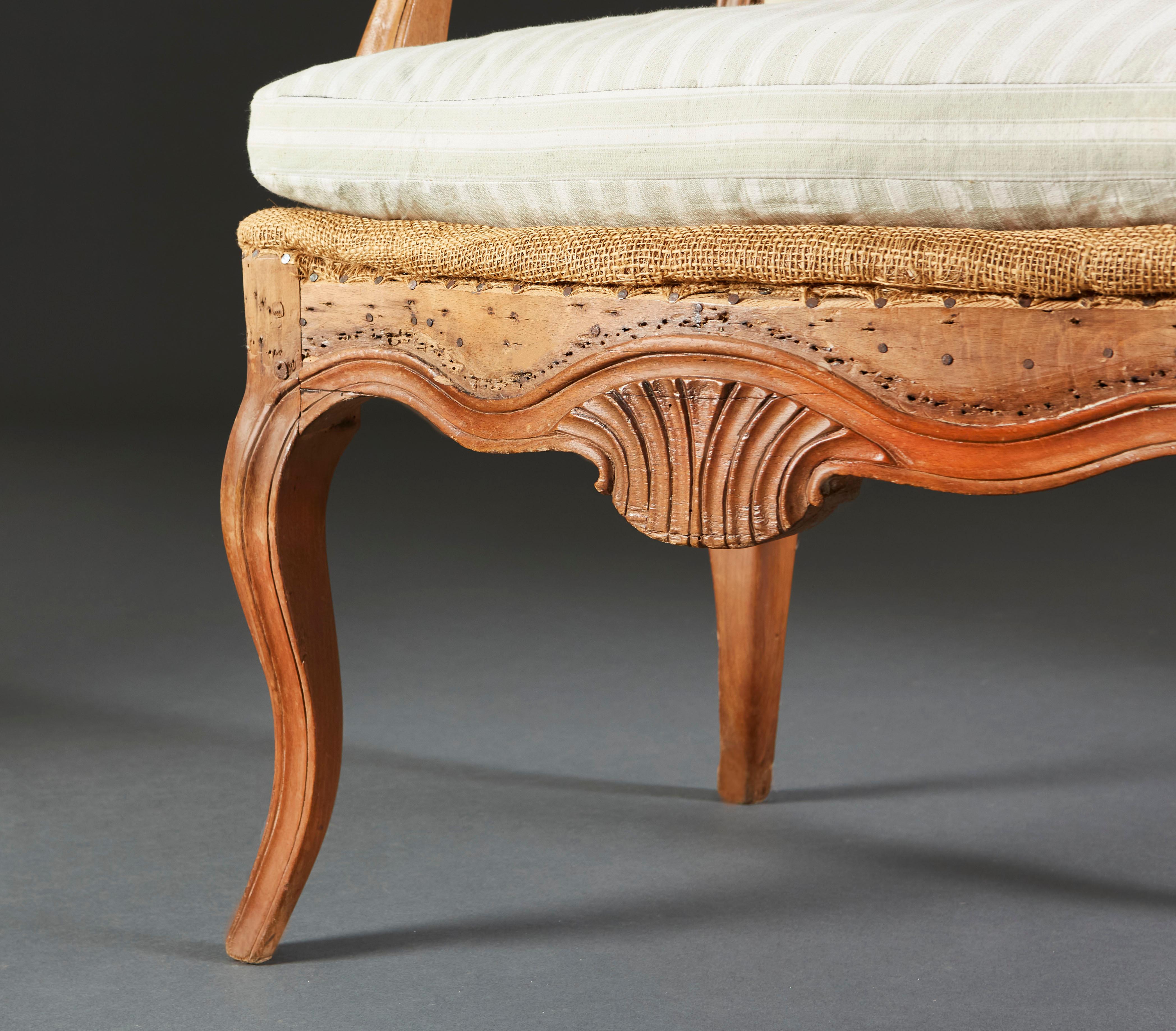 Ein Paar offene französische Sessel aus dem frühen 19. Jahrhundert im Angebot 3
