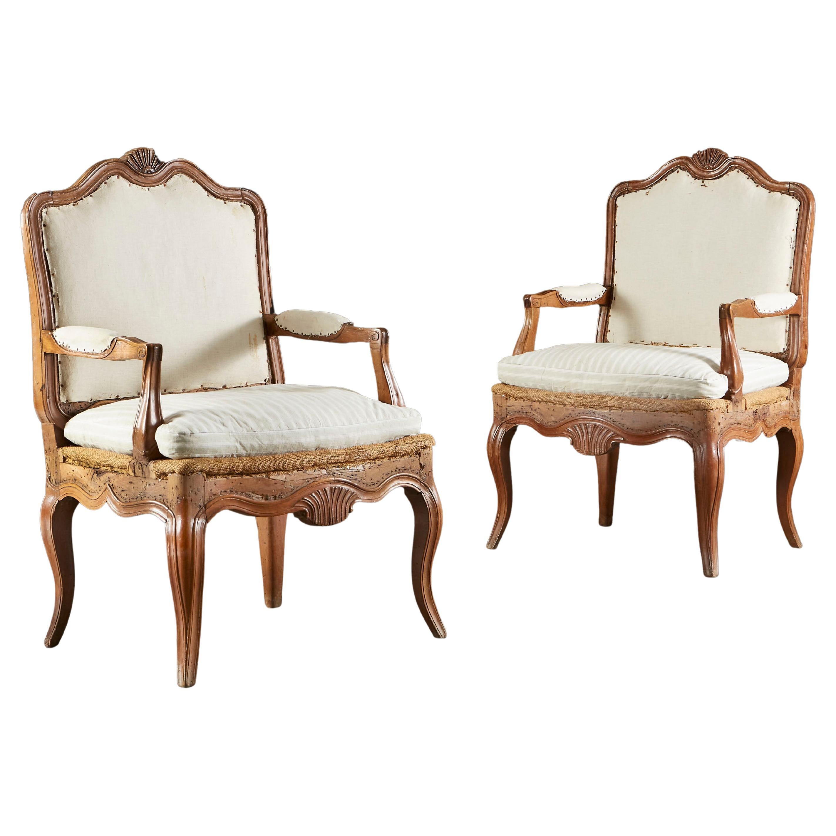 Ein Paar offene französische Sessel aus dem frühen 19. Jahrhundert