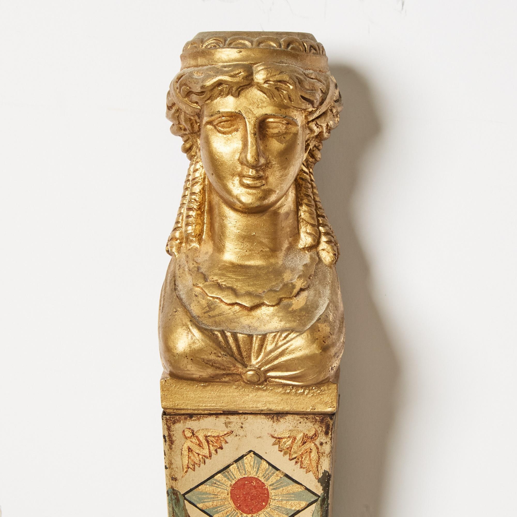 Paire d'appliques à tole françaises du début du 19e siècle. Transformées à partir de lampes à huile avec des figures classiques dorées et des images Directoire. Vers les années 1820.