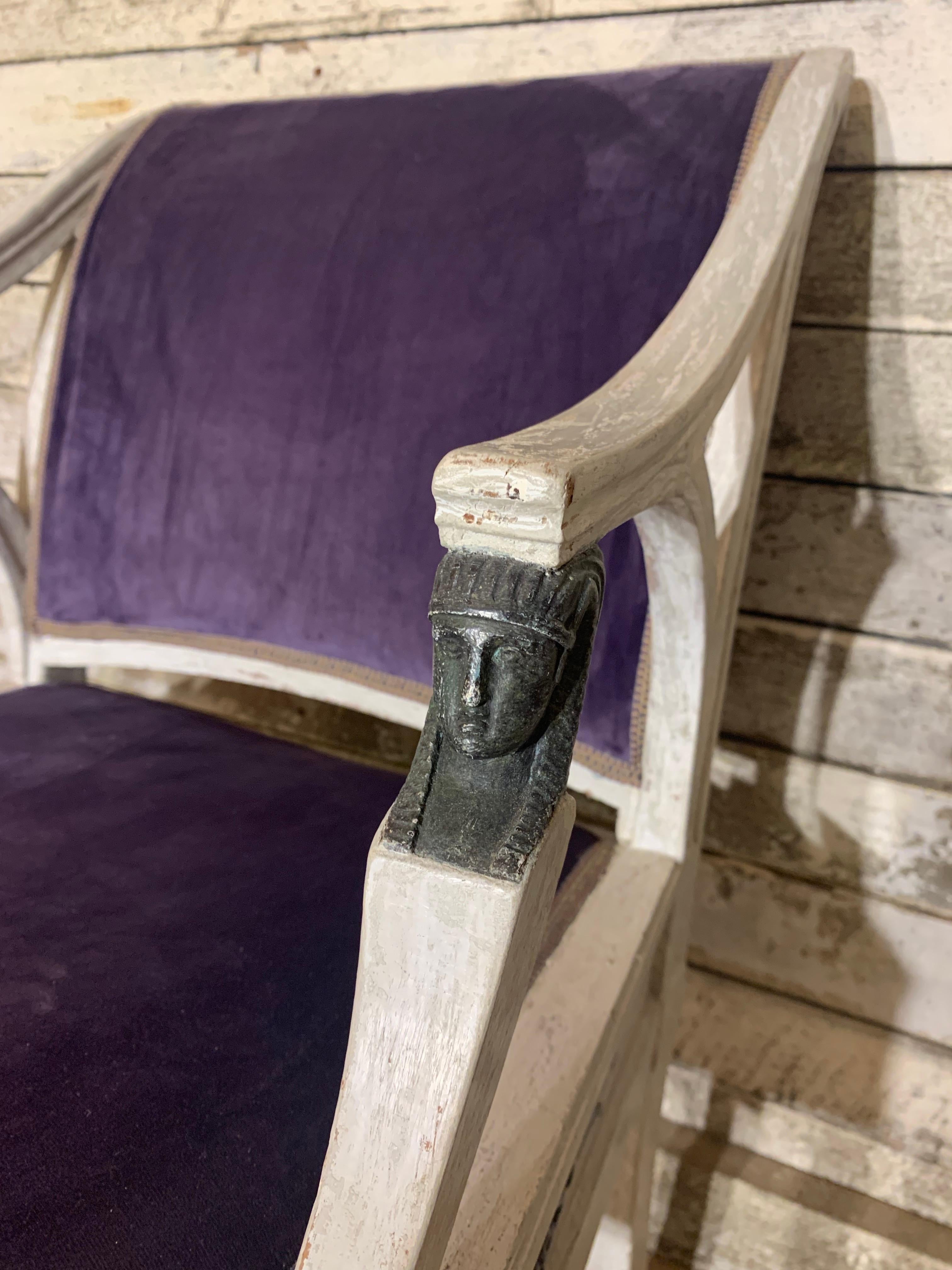 Ein Paar spätgustavianische Sessel von Ephraim Stahl, der von 1794 bis 1820 in Stockholm tätig war. Die Sessel sind nicht signiert.

Ephraim Sthal fertigte mehrere Stühle und Sessel für die schwedische Königsfamilie. Diese Stühle sind in grau-weißer