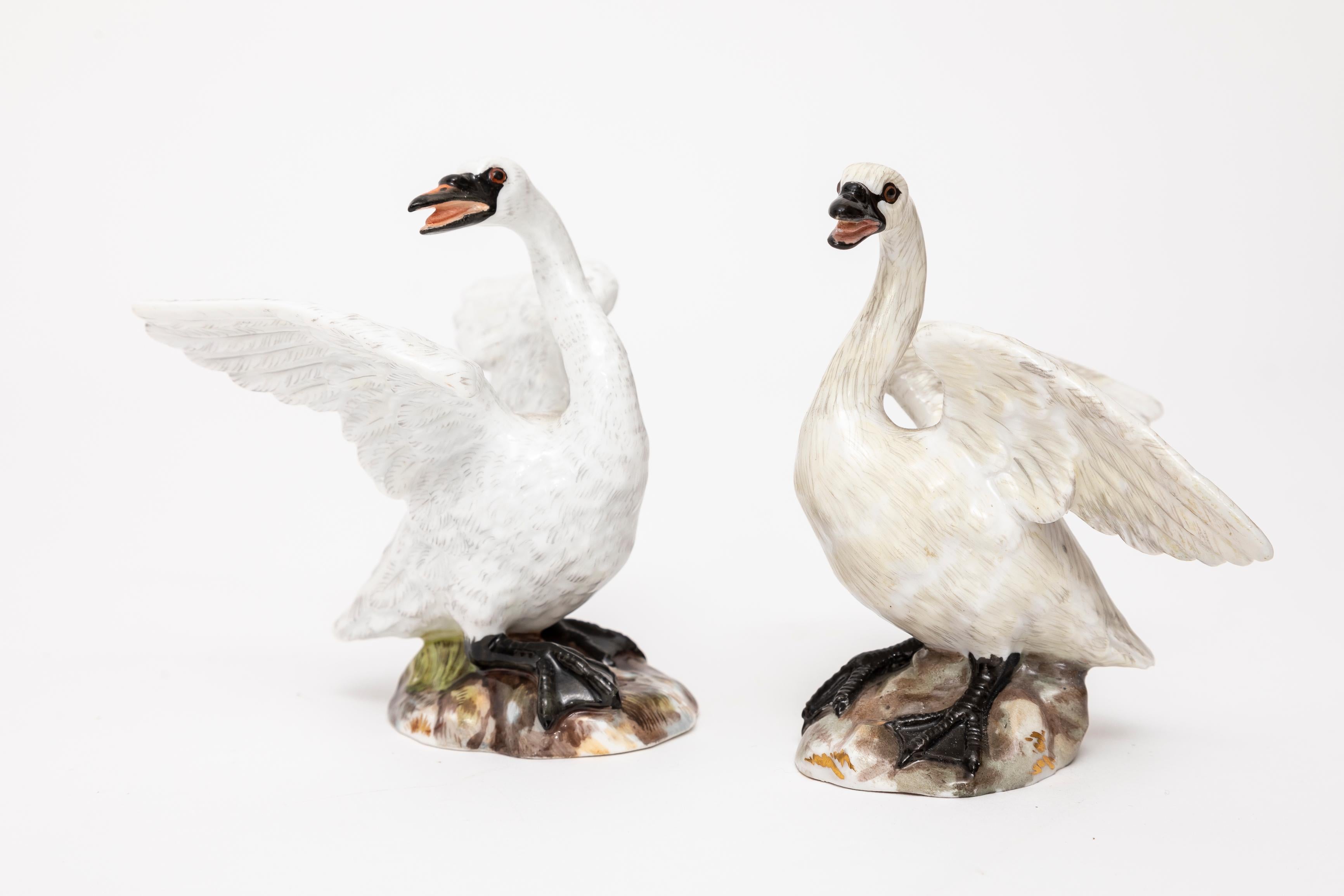 A Pair of Early 19th Century Meissen Porcelain Figures of Swans In Good Condition For Sale In New York, NY