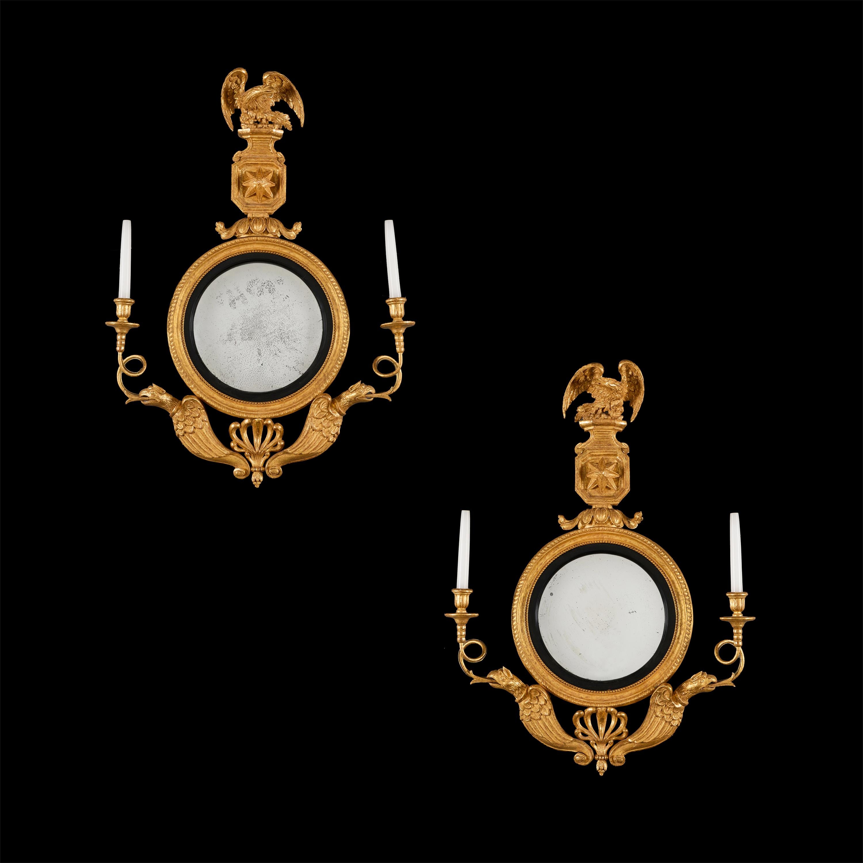 Inghilterra, circa 1820

Bella coppia di girandole inglesi della Reggenza in legno dorato, ognuna con uno specchio circolare convesso all'interno di una cornice con perline e canne, sormontato da un'aquila, i rami a spirale che si dipartono dalle