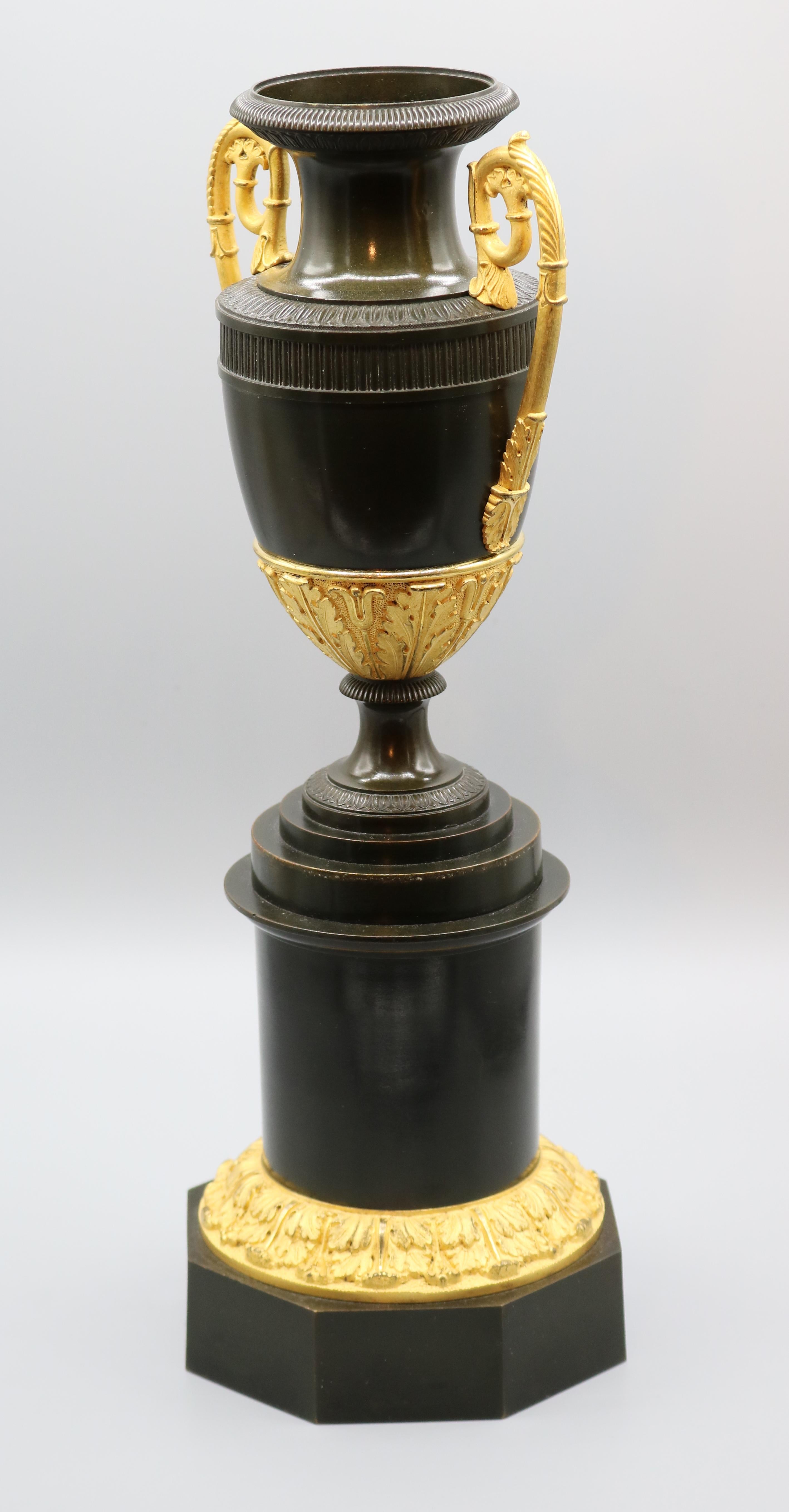 Regency Paire de vases classiques en  bronze et dorure du début du 19e siècle, période Régence en vente