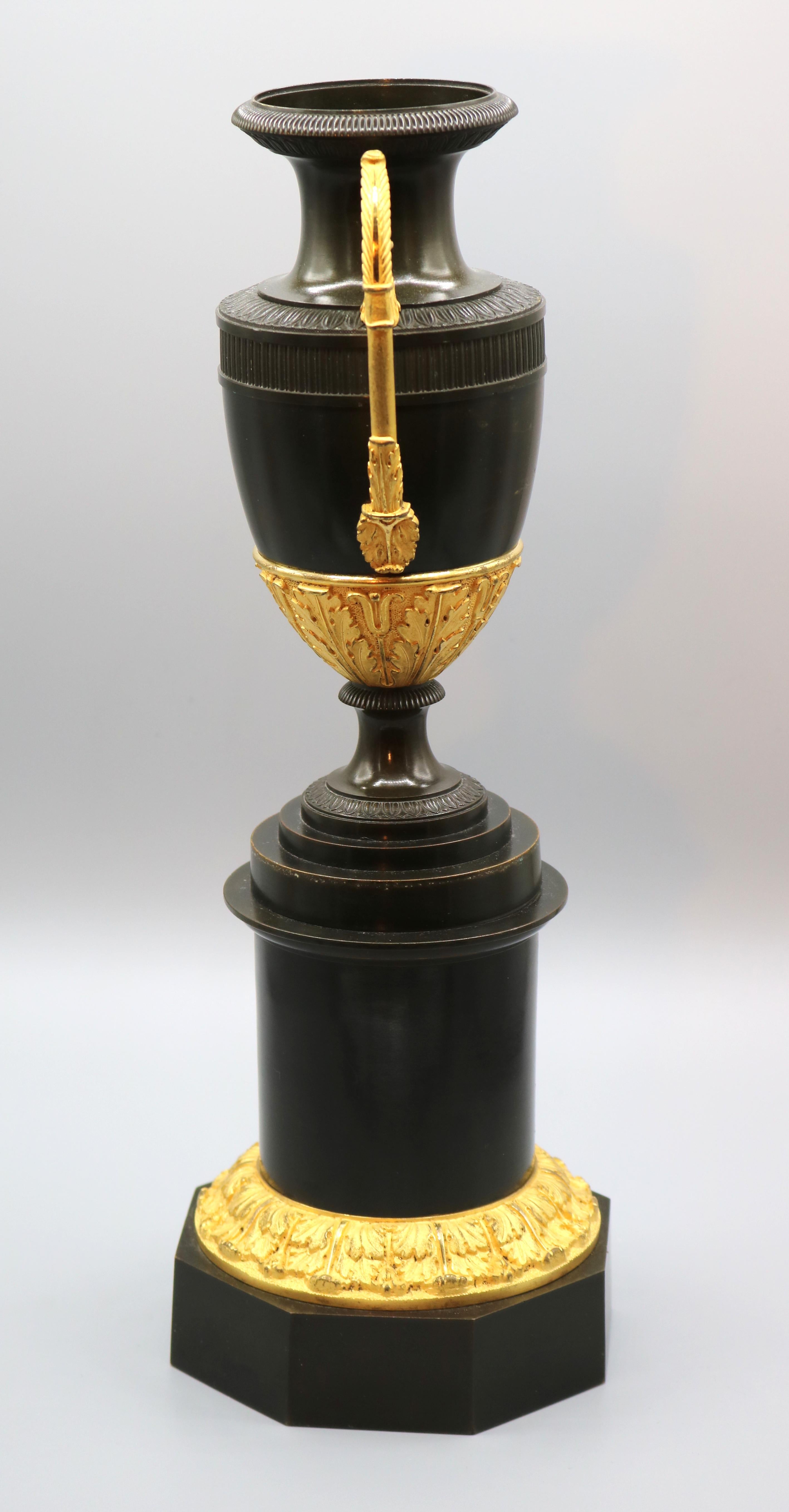 Anglais Paire de vases classiques en  bronze et dorure du début du 19e siècle, période Régence en vente