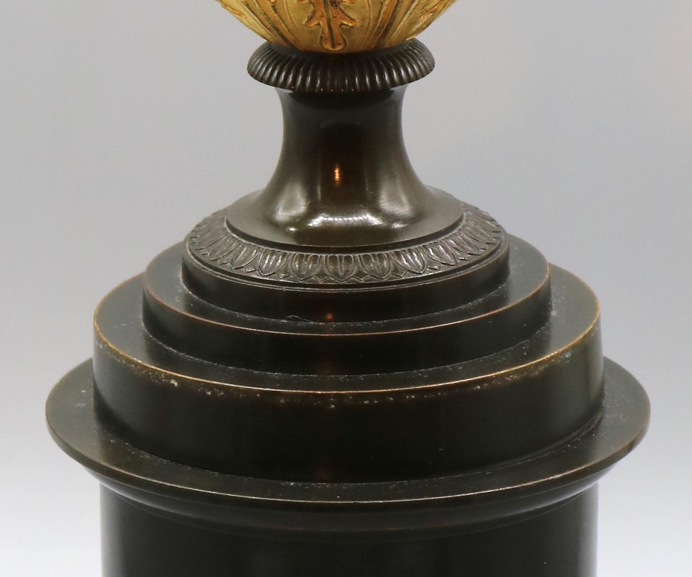 XIXe siècle Paire de vases classiques en  bronze et dorure du début du 19e siècle, période Régence en vente