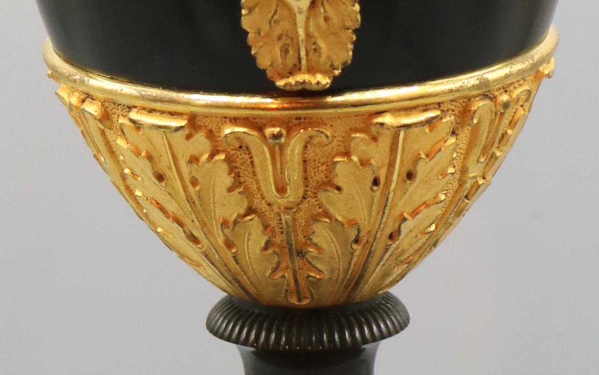 Bronze Paire de vases classiques en  bronze et dorure du début du 19e siècle, période Régence en vente