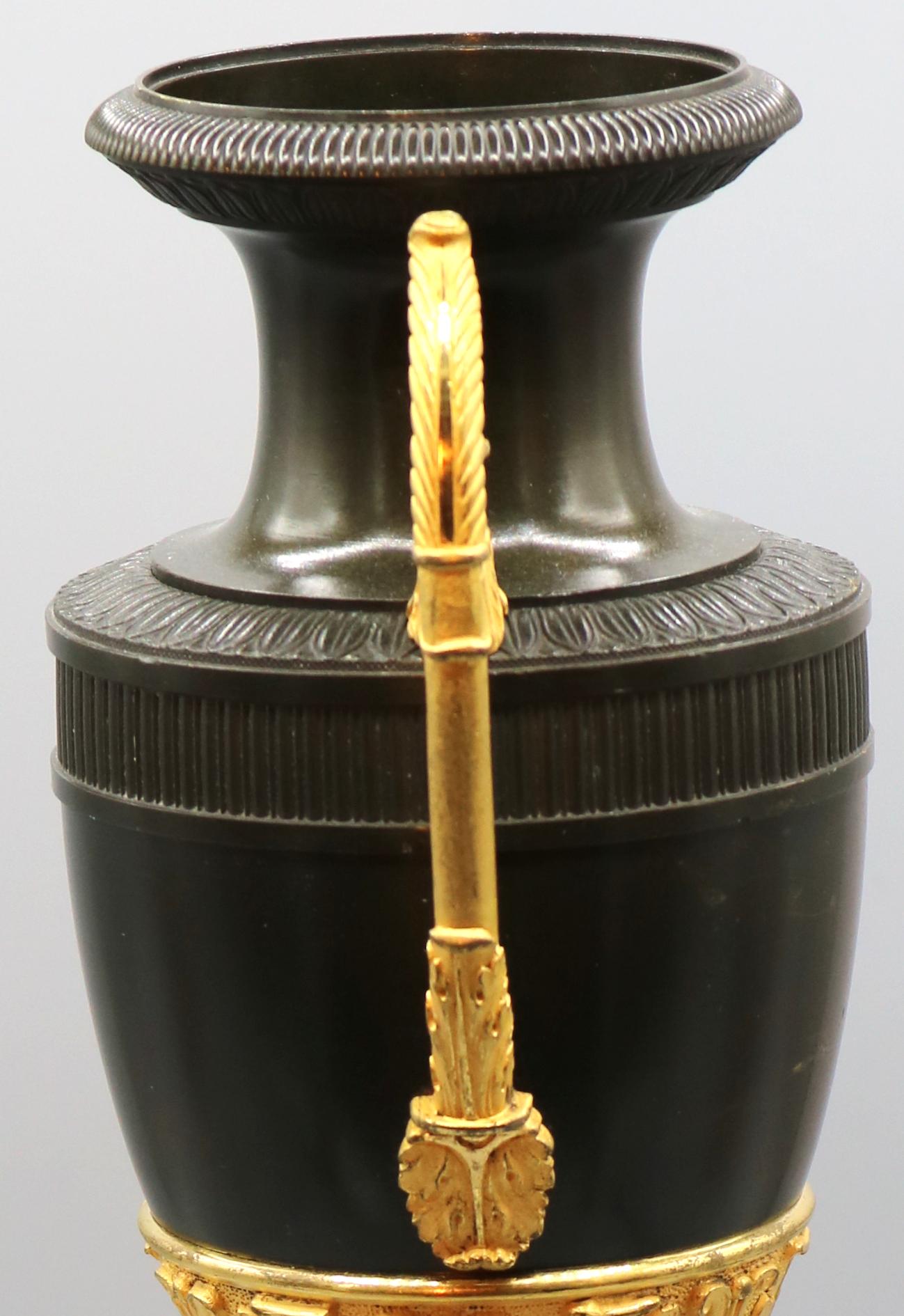 Paire de vases classiques en  bronze et dorure du début du 19e siècle, période Régence en vente 1