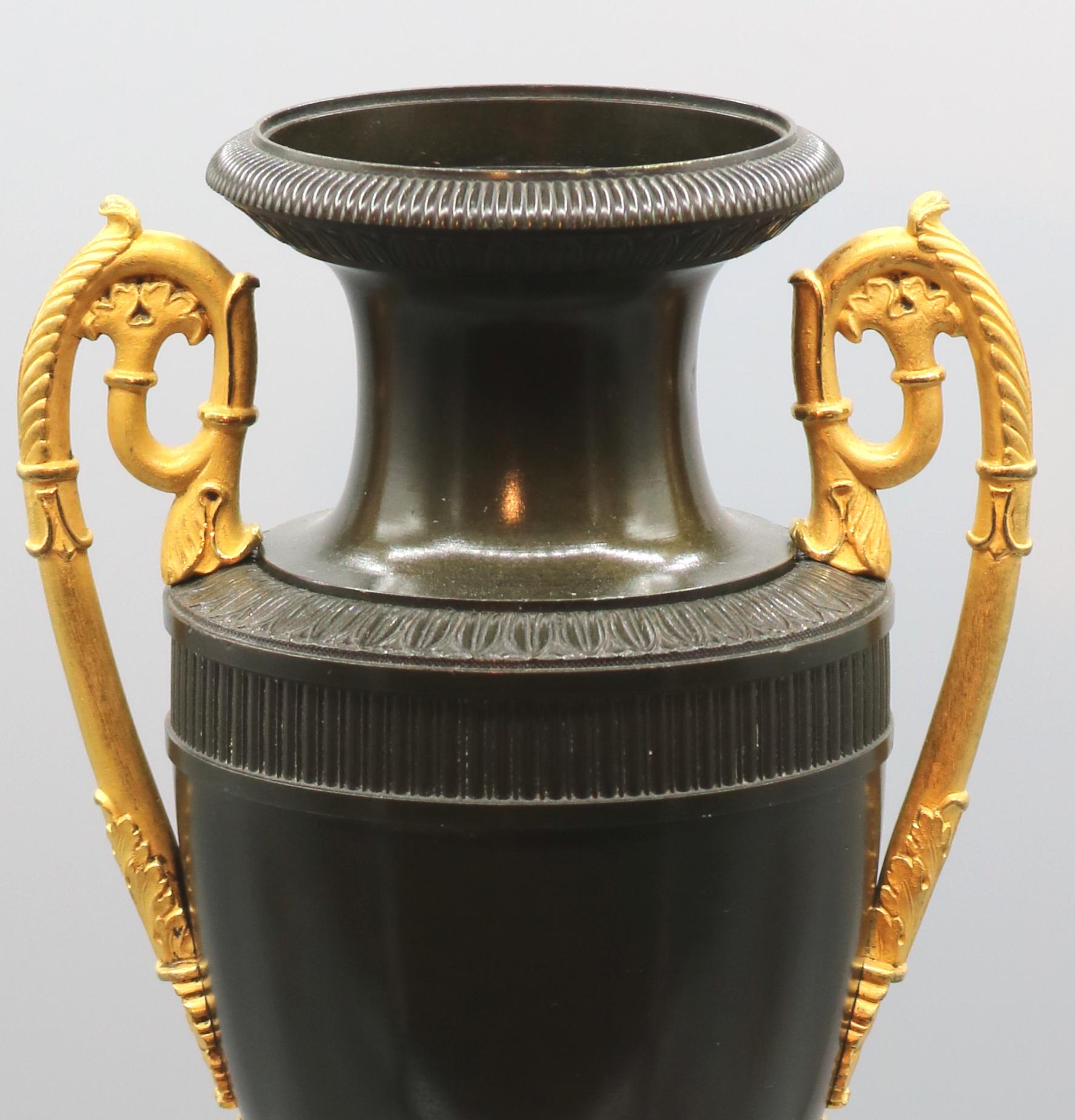 Zwei klassische Vasen aus Bronze und Ormolu aus der frühen Regency-Periode des 19. Jh. im Angebot 4