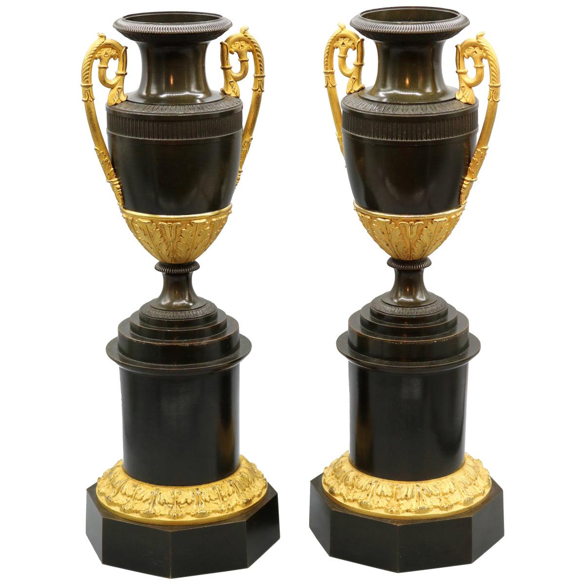 Zwei klassische Vasen aus Bronze und Ormolu aus der frühen Regency-Periode des 19. Jh. im Angebot