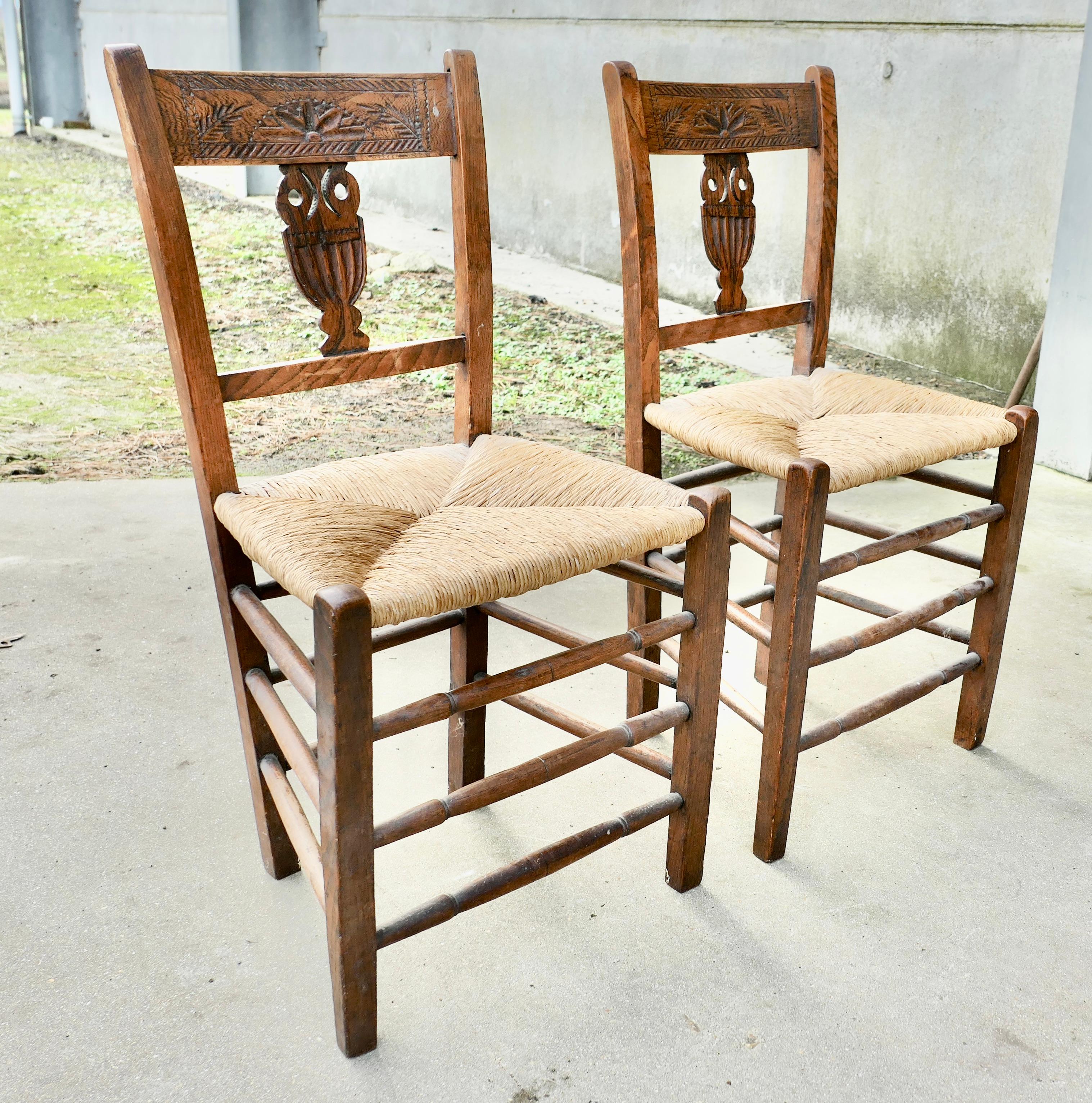 Pareja de sillas de salón de olmo sentadas a principios del siglo XIX

Se trata de un par de sillas de olmo de buena calidad, con múltiples camillas torneadas y atractivos respaldos tallados ligeramente ingenuos.
Las sillas están en buen estado para