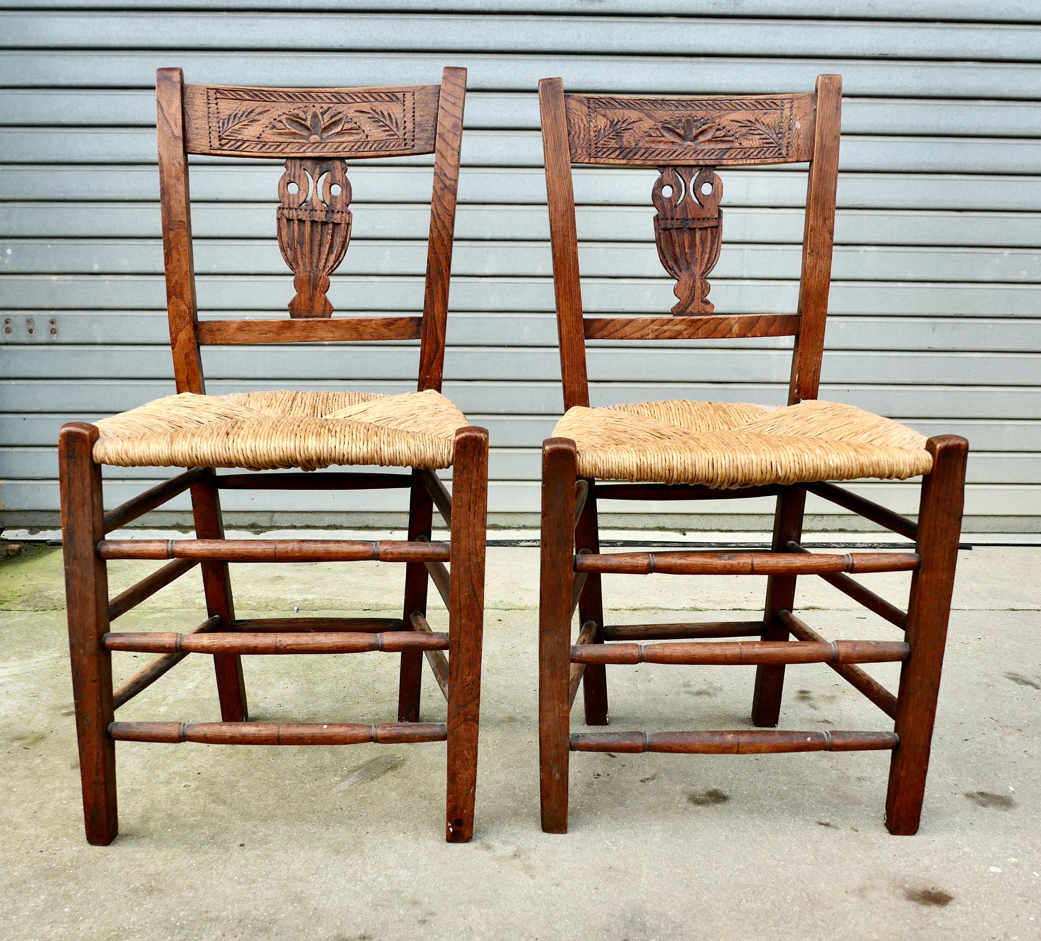 Pareja de sillas de salón de olmo sentadas a principios del siglo XIX en Bueno estado para la venta en Godshill, Isle of Wight