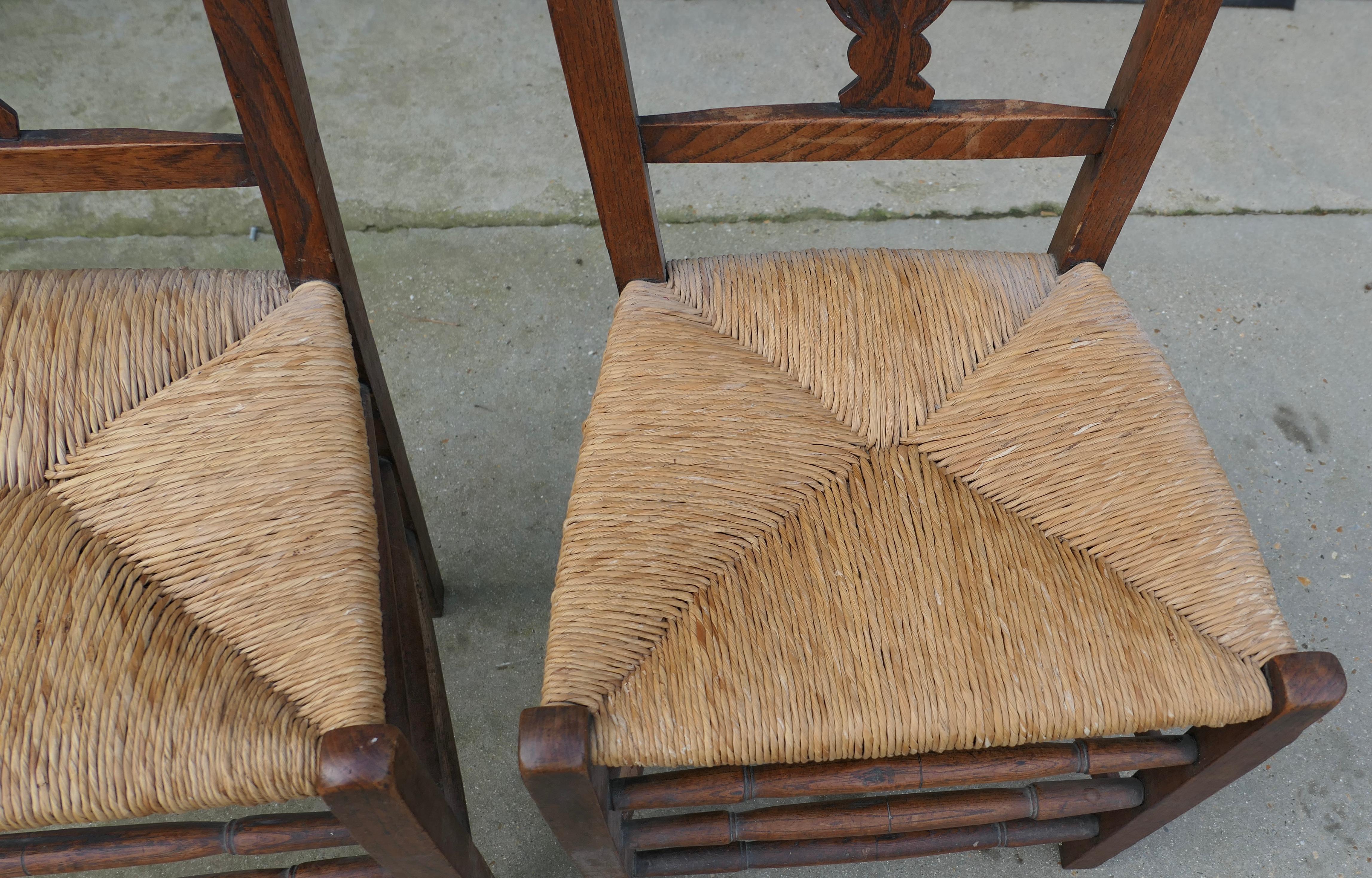 Pareja de sillas de salón de olmo sentadas a principios del siglo XIX en venta 2