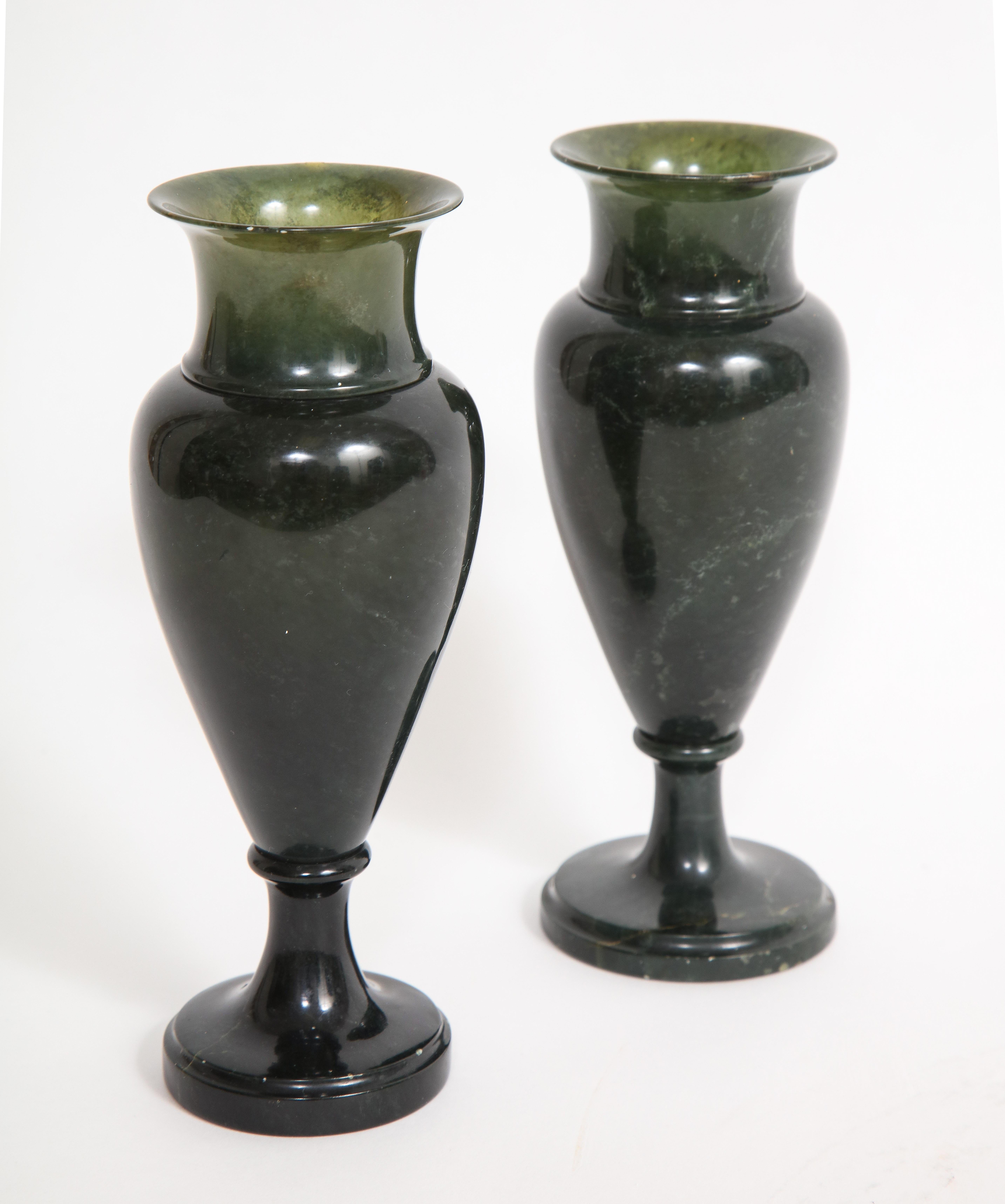 Fantastique paire de vases russes en jade vert épinard, sculptés et polis à la main au XIXe siècle, attribués au lapidaire impérial russe, avec des marques sur le dessous. Ces objets sont un bel exemple de la qualité exceptionnelle et du