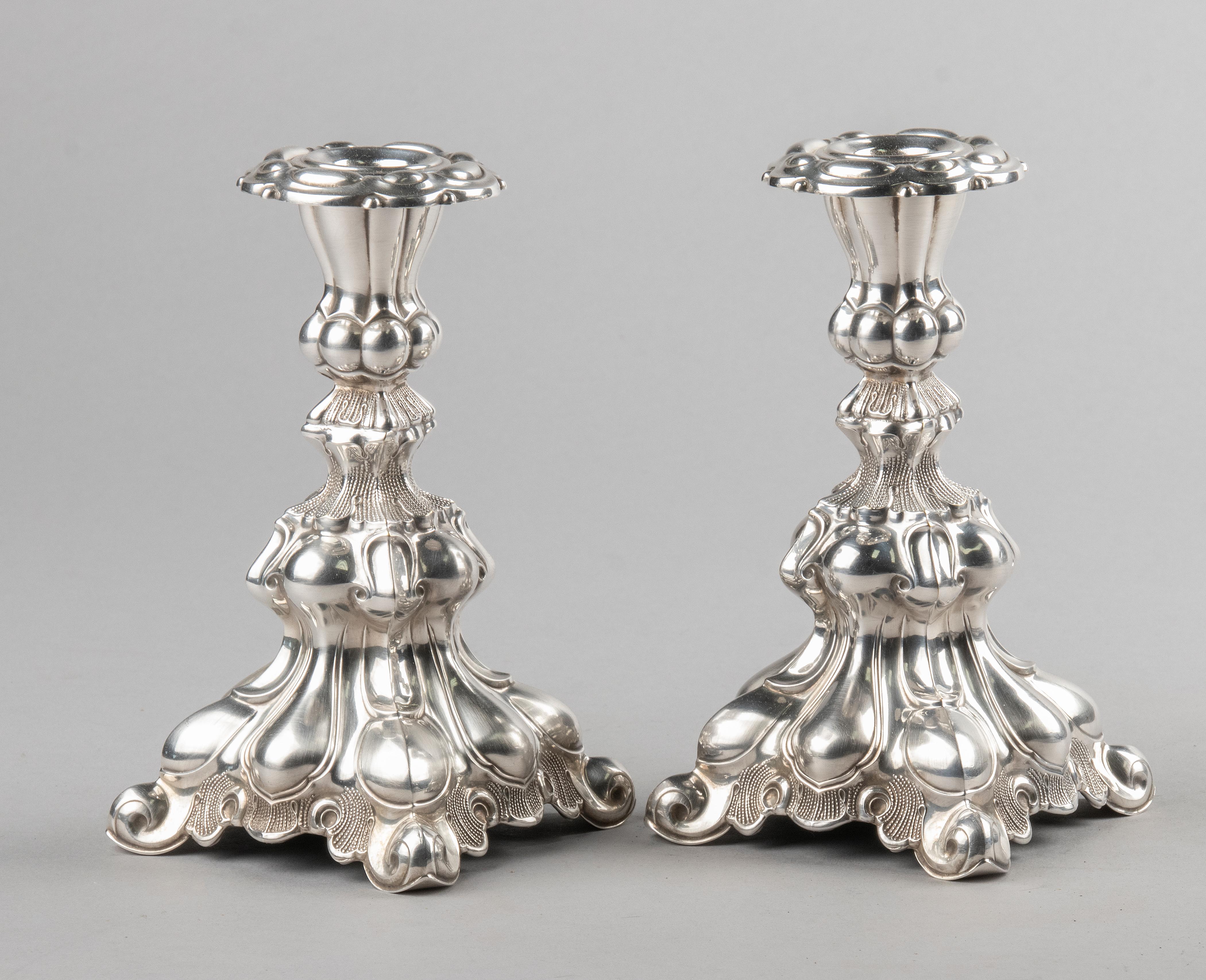 Paar silberne Kerzenständer des frühen 20. Jahrhunderts, markiert Dänemark (Handgefertigt) im Angebot