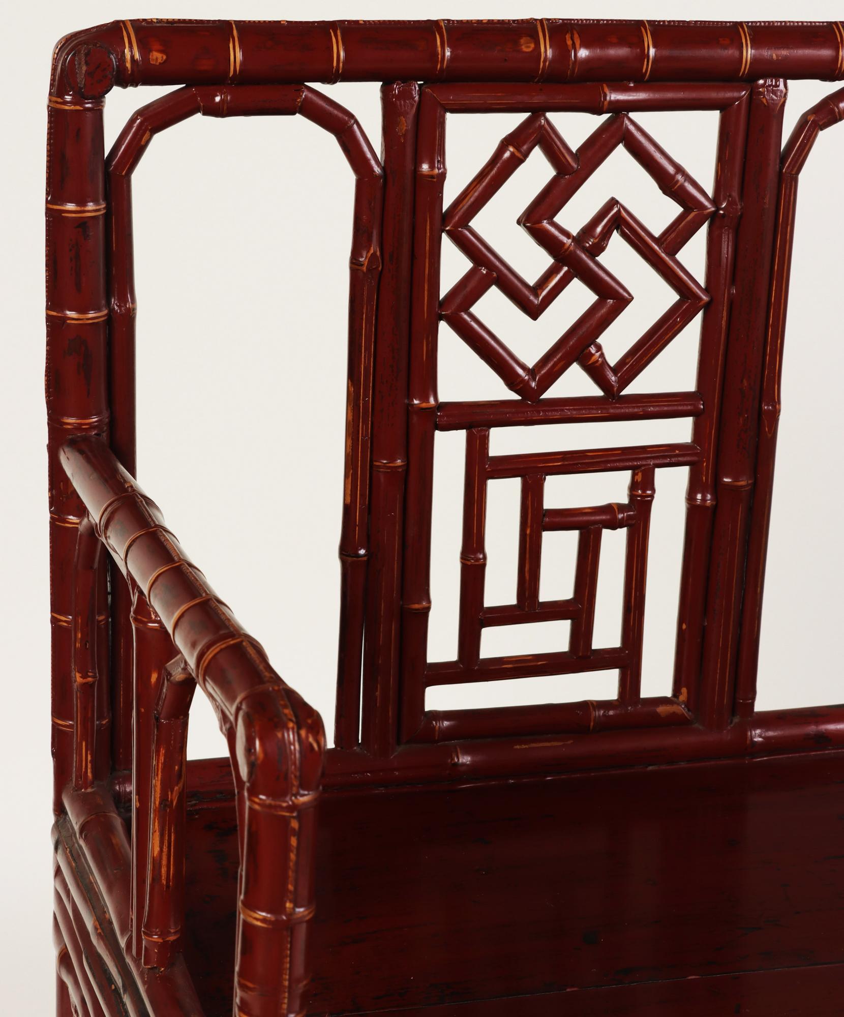 20ième siècle Paire de fauteuils en bambou de style pavillon chinois du début du 20e siècle de style Brighton en vente