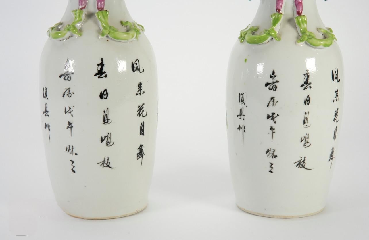 Peint à la main Paire de vases chinois en porcelaine Famille Rose du début du 20e siècle en vente