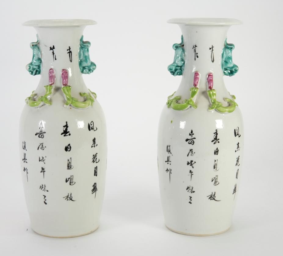20ième siècle Paire de vases chinois en porcelaine Famille Rose du début du 20e siècle en vente
