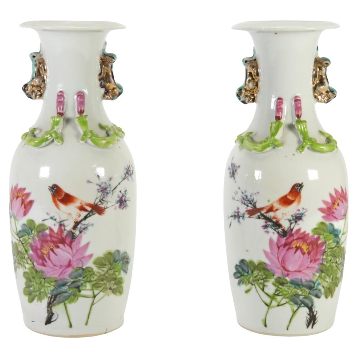 Paar chinesische Famille-Rose-Porzellanvasen des frühen 20. Jahrhunderts