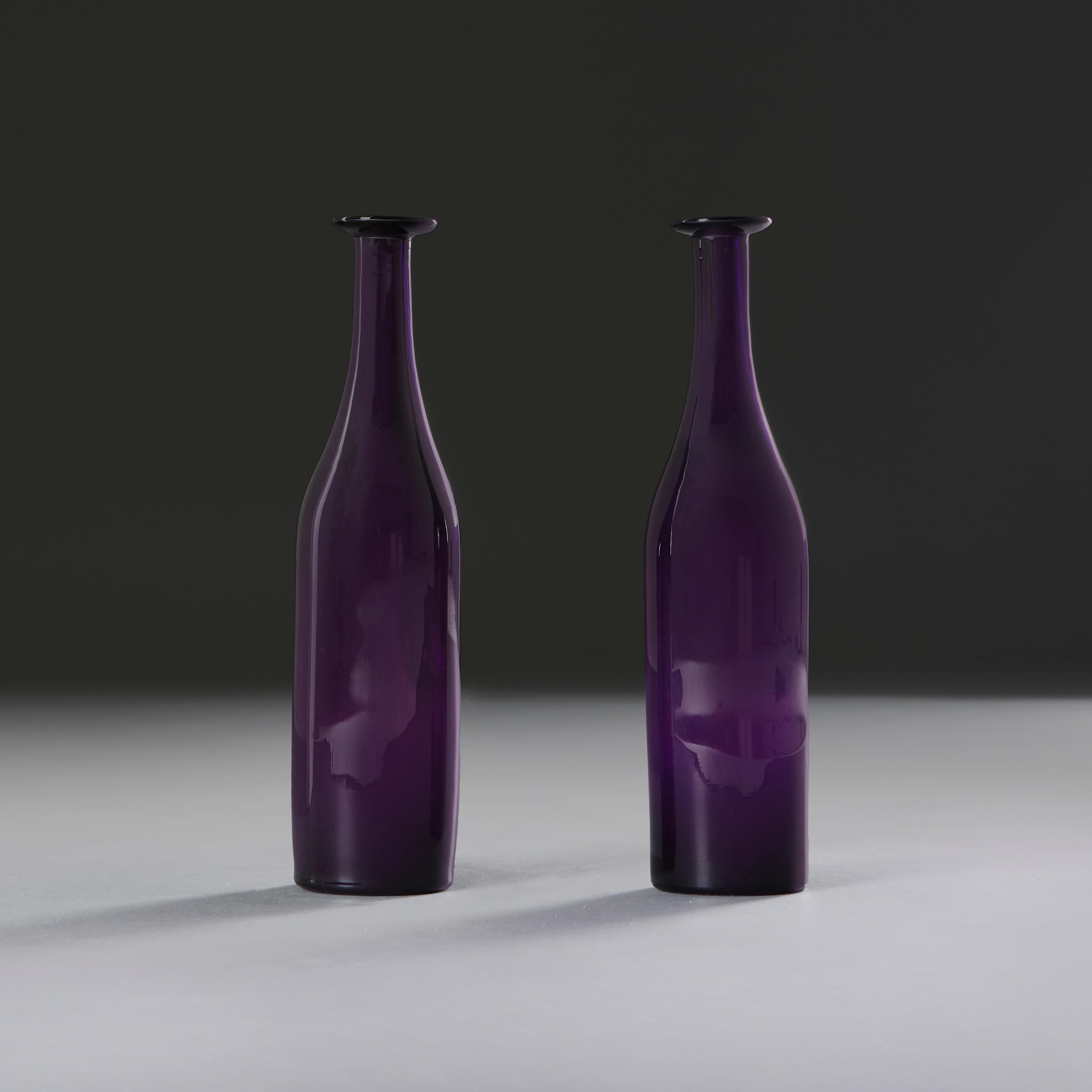 A Pair of Early 20th Century Amethyst Purple Glass Water Carafes In Good Condition For Sale In London, GB