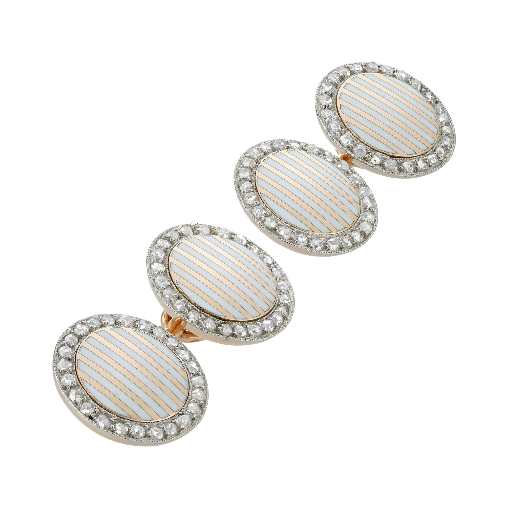 Un par de gemelos Cartier de principios del siglo XX, cada gemelo con dos eslabones redondos con franjas esmaltadas en blanco sobre fondo de oro amarillo, rodeados de veinticuatro pequeños diamantes talla rosa engarzados en platino, unidos con una