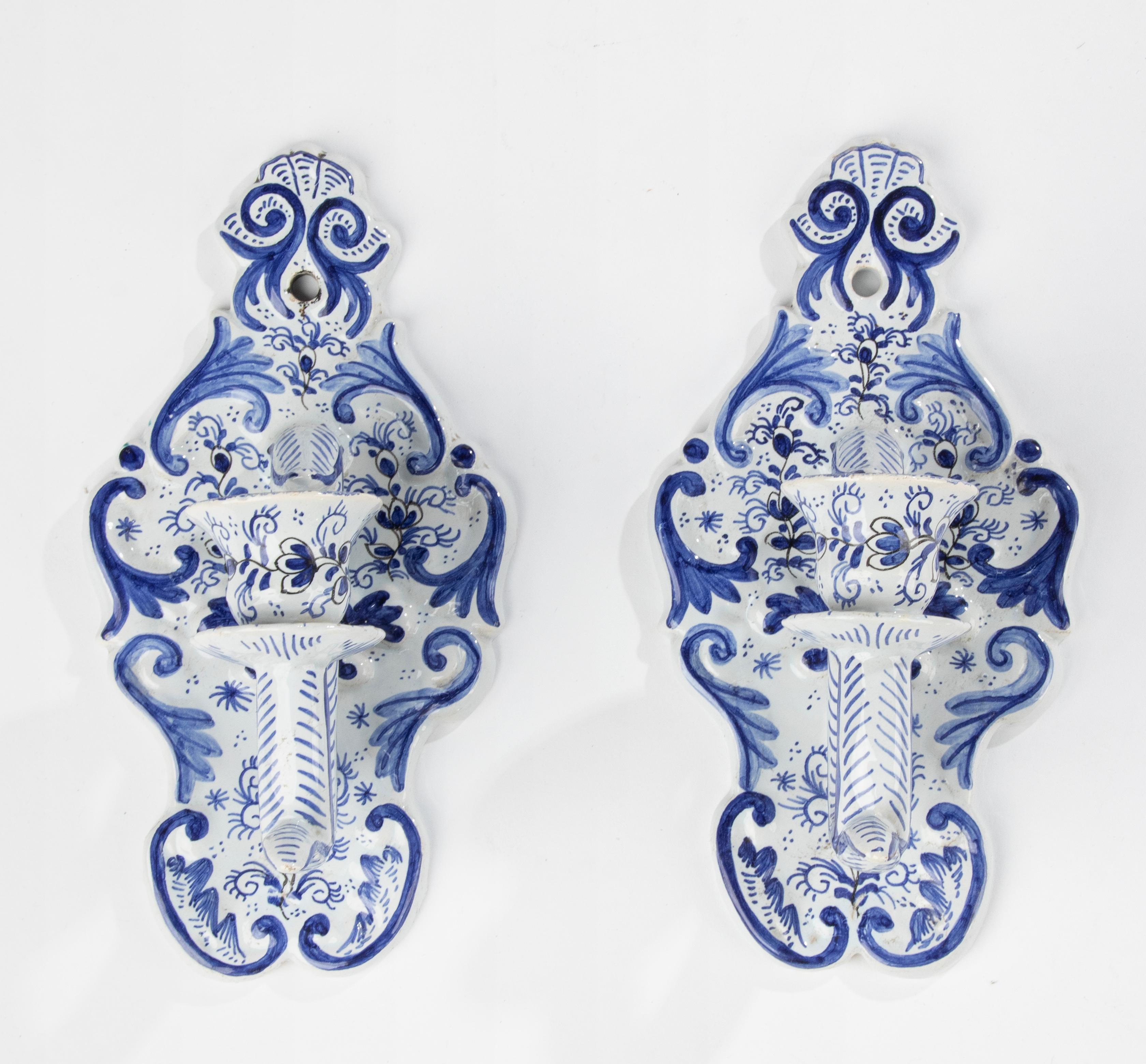 Belle Époque A Pair of Early 20th Century Delft Faïence Hand Painted Wall Candles For Sale