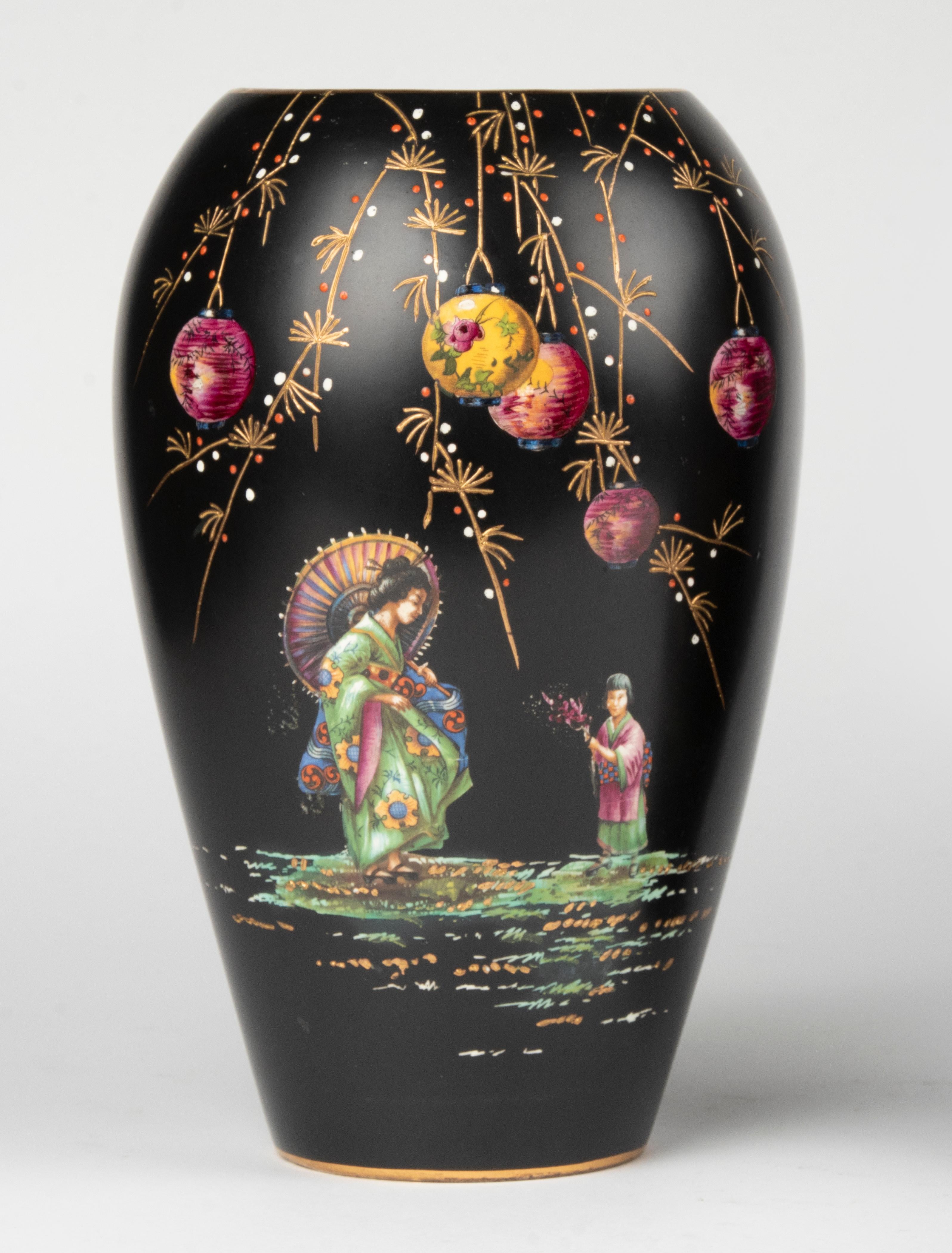 Une paire de vases anglais en céramique très décoratifs. Les vases présentent de superbes décorations de style chinoiserie sur fond noir. Les deux vases sont marqués, mais il s'agit d'une marque peu claire, de fabricant inconnu. Les vases datent