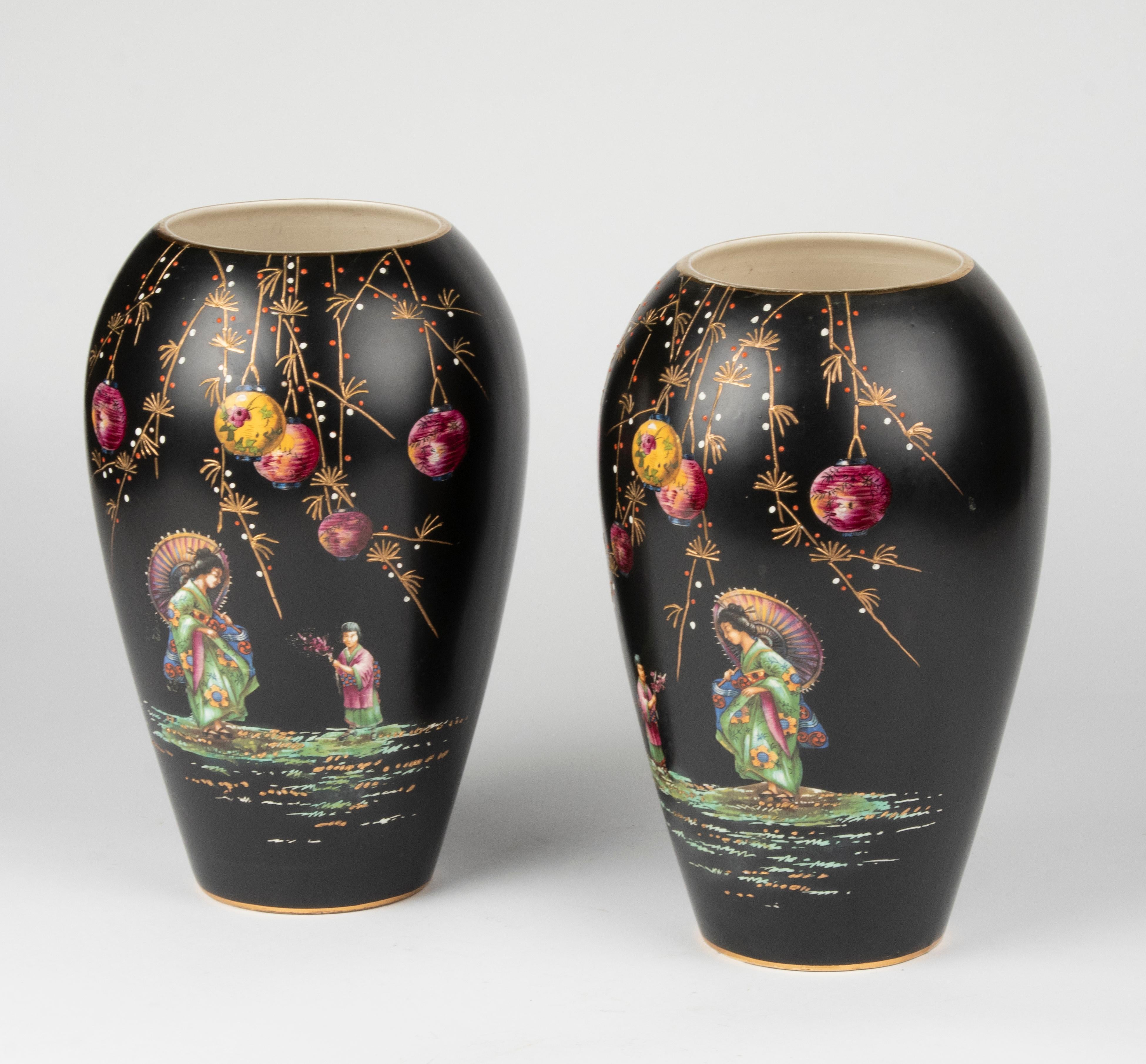Hand-Painted Pair of Early 20th Century English Ceramic Vases For Sale