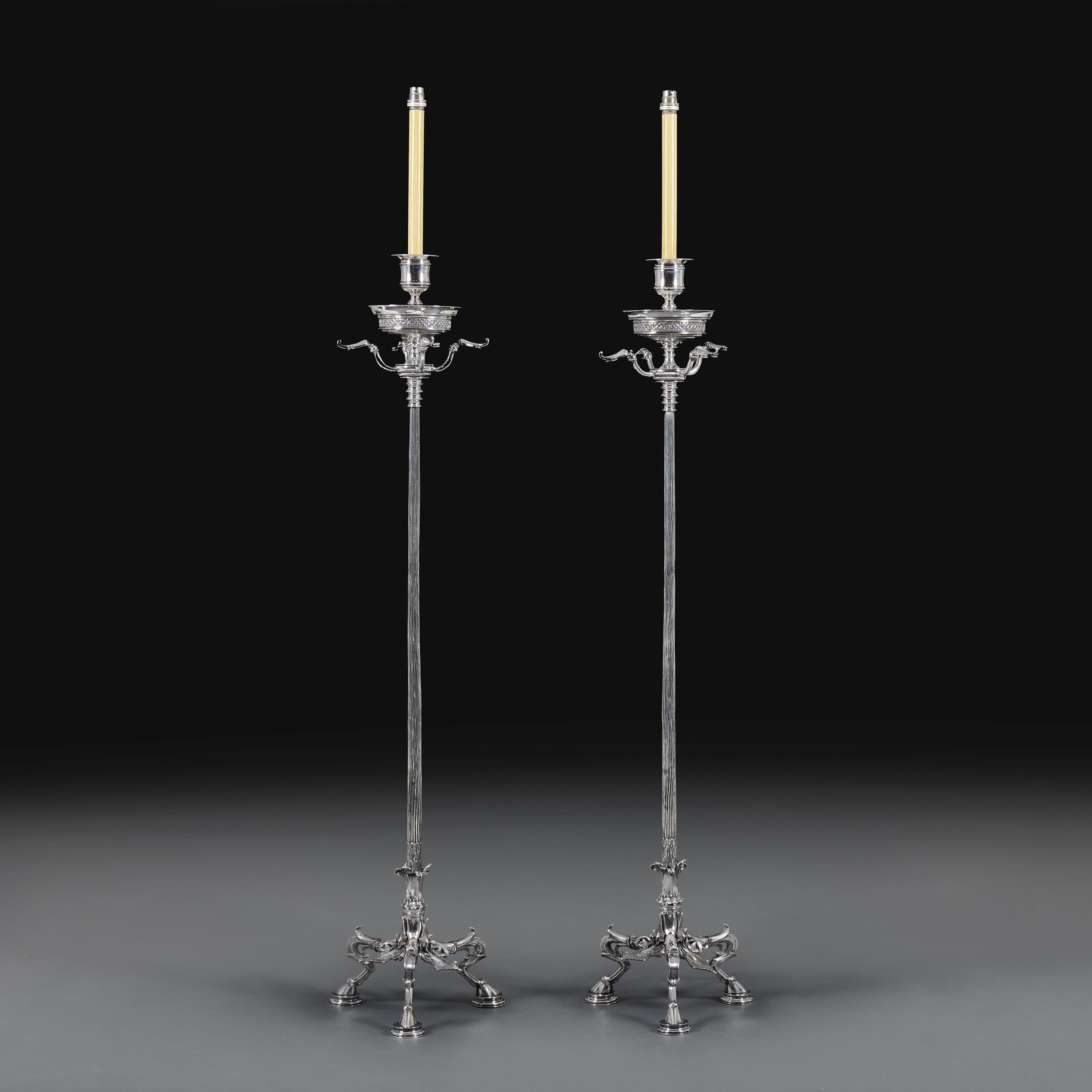 Neogreco Coppia di lampade standard in argento di epoca greca dei primi del Novecento in vendita