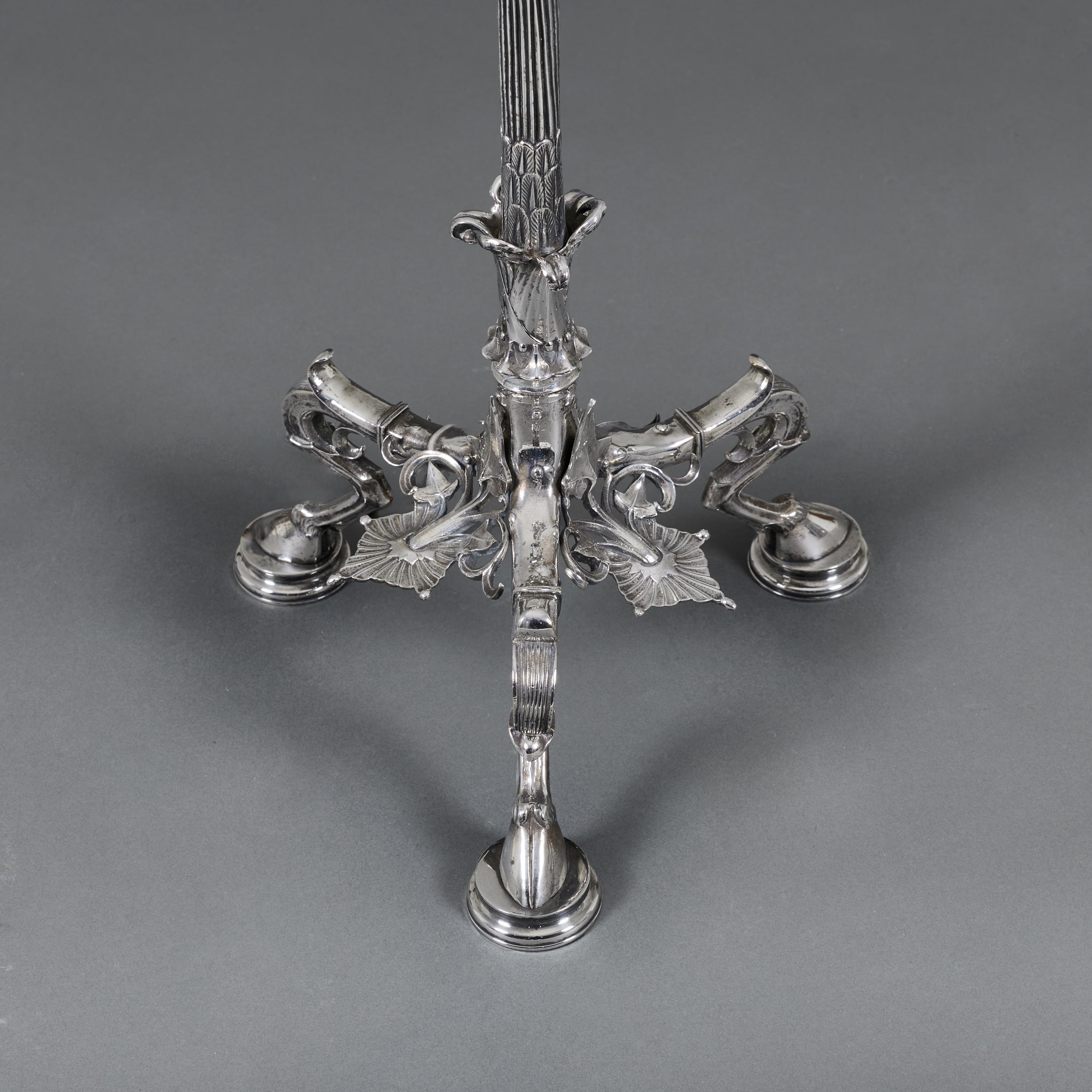 Inglese Coppia di lampade standard in argento di epoca greca dei primi del Novecento in vendita