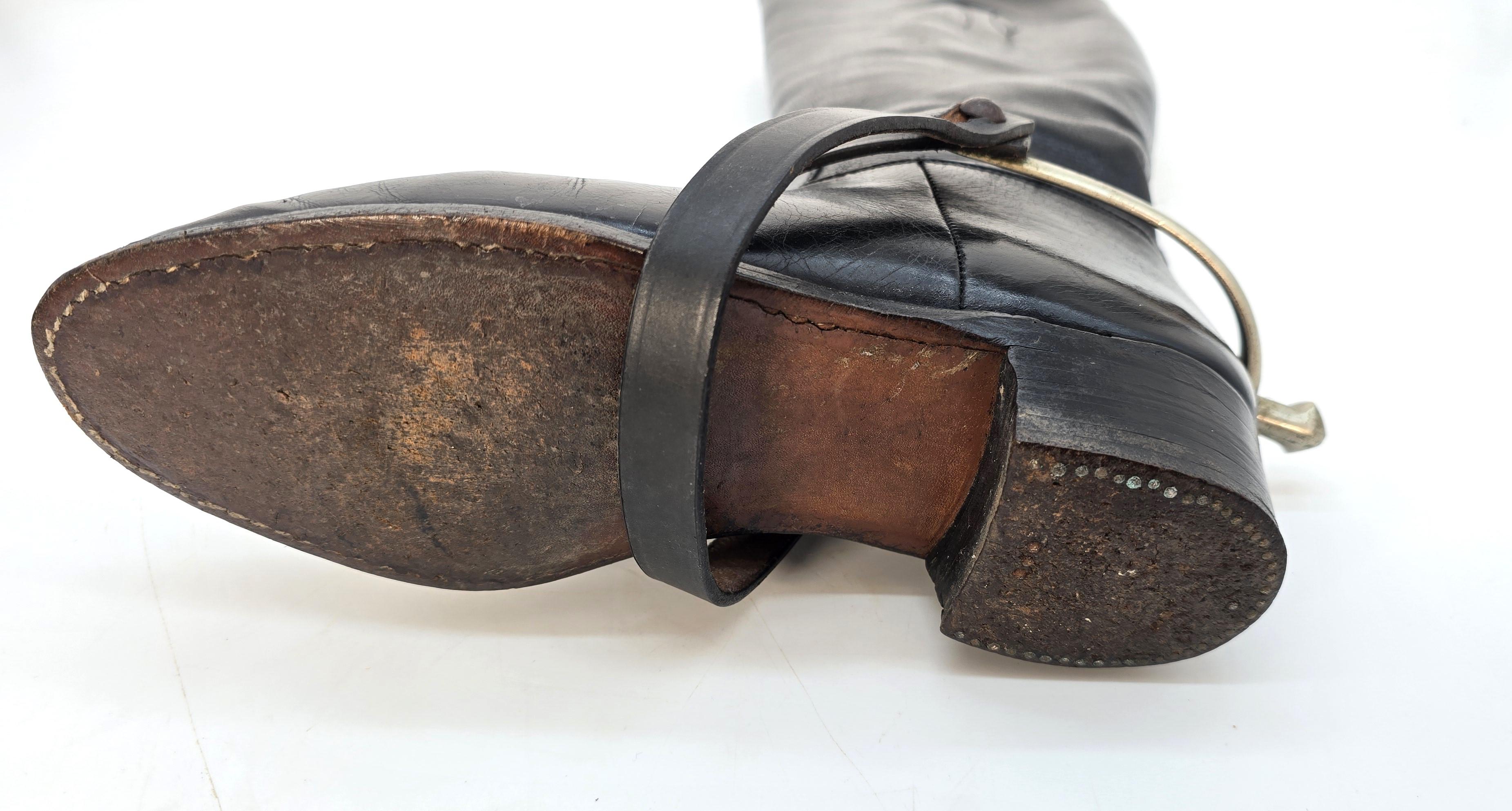 Un par de botas de montar de cuero de principios del siglo XX con accesorios en venta 4