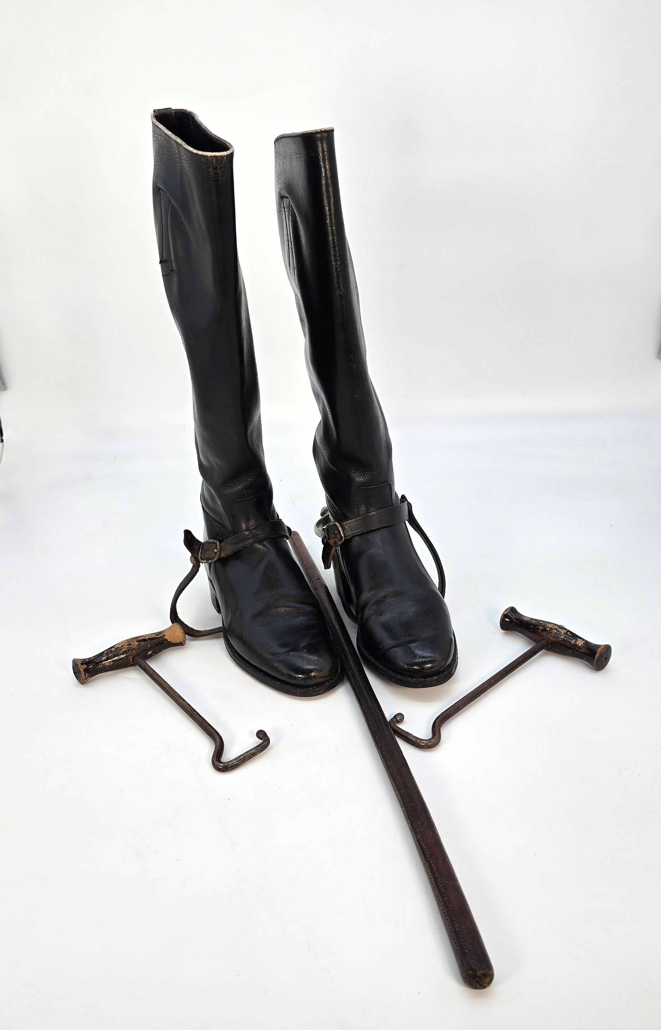 Un par de botas de montar de cuero de principios del siglo XX con accesorios en venta 5