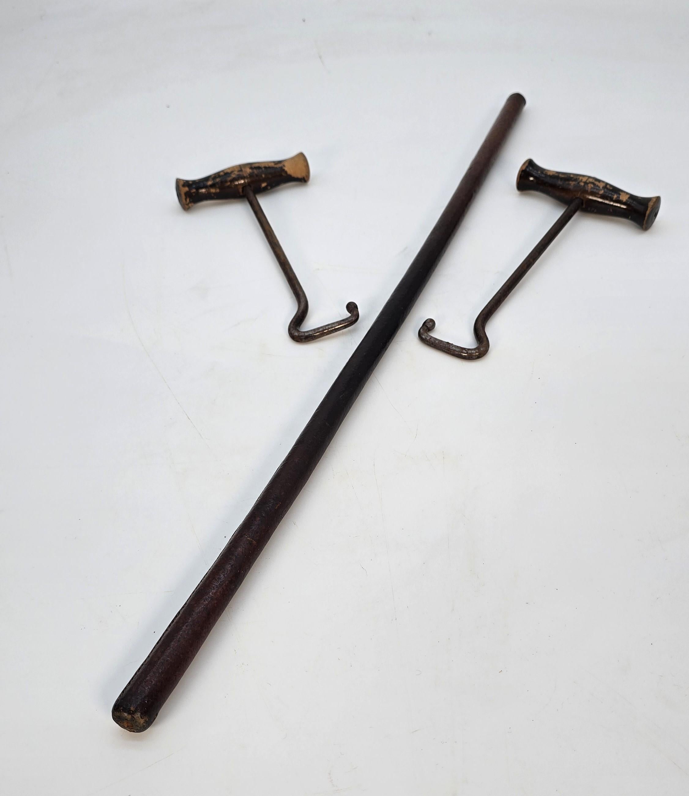 Un par de botas de montar de cuero de principios del siglo XX con accesorios en venta 6