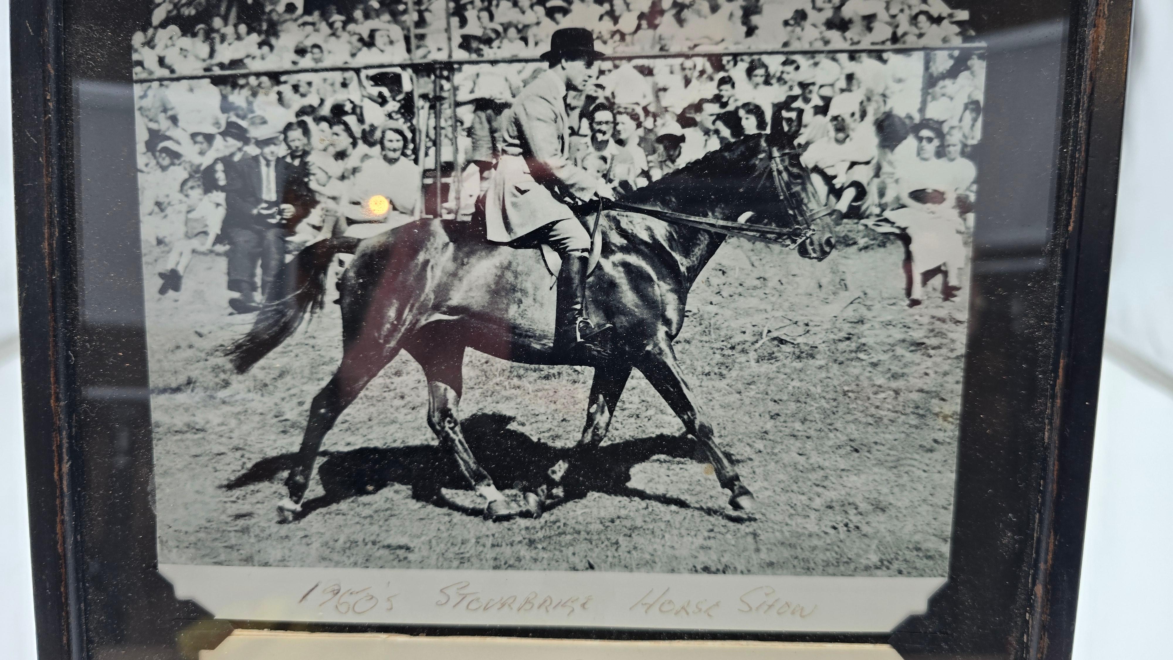 Un par de botas de montar de cuero de principios del siglo XX con accesorios en venta 9