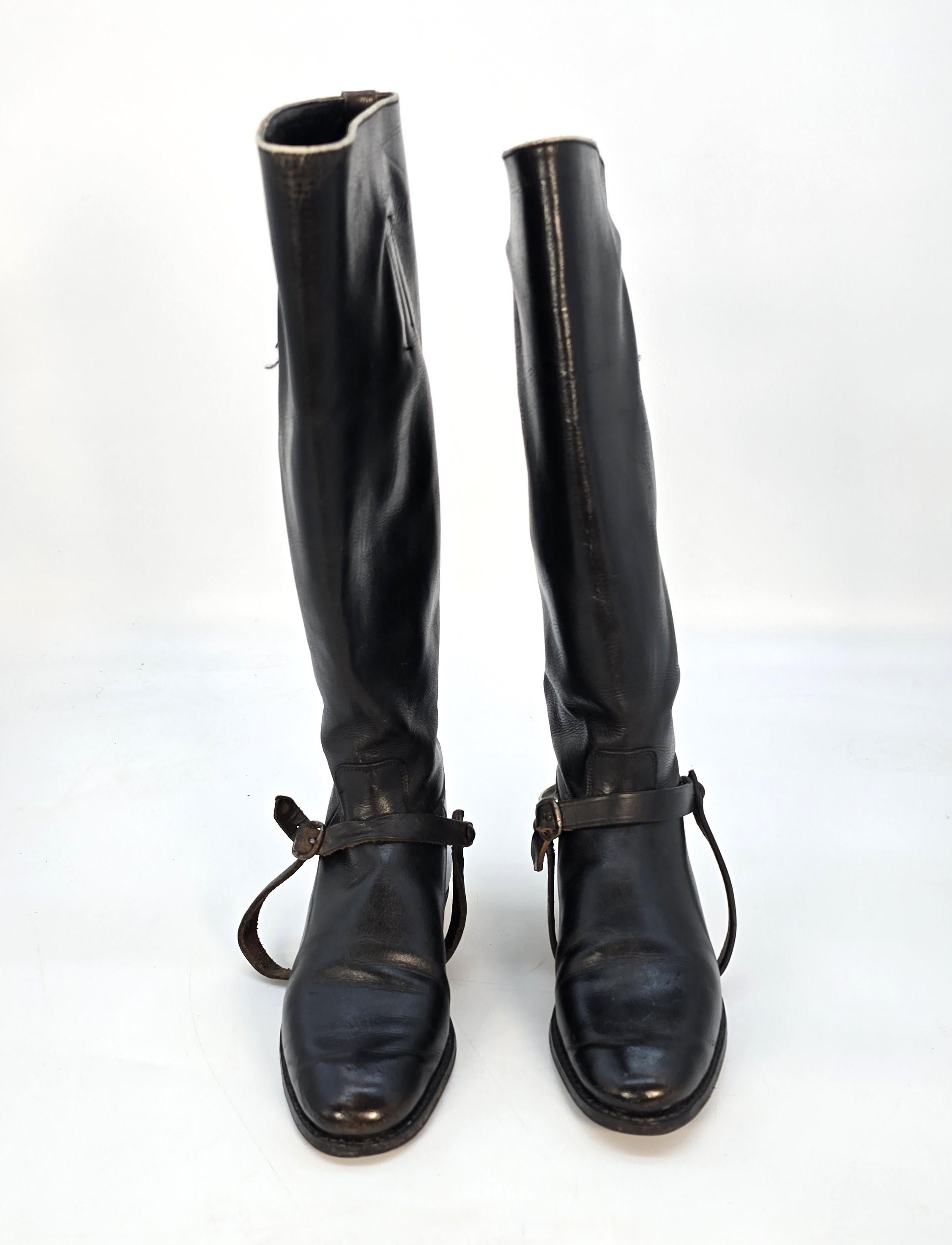 Un par de botas de montar de cuero de principios del siglo XX con accesorios Otro en venta