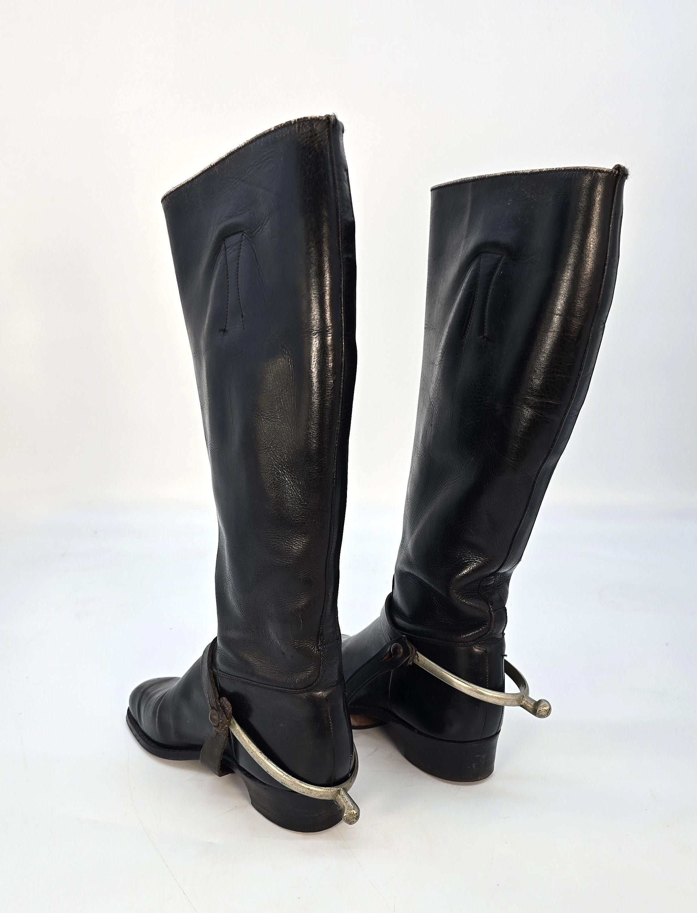 Un par de botas de montar de cuero de principios del siglo XX con accesorios Británico en venta