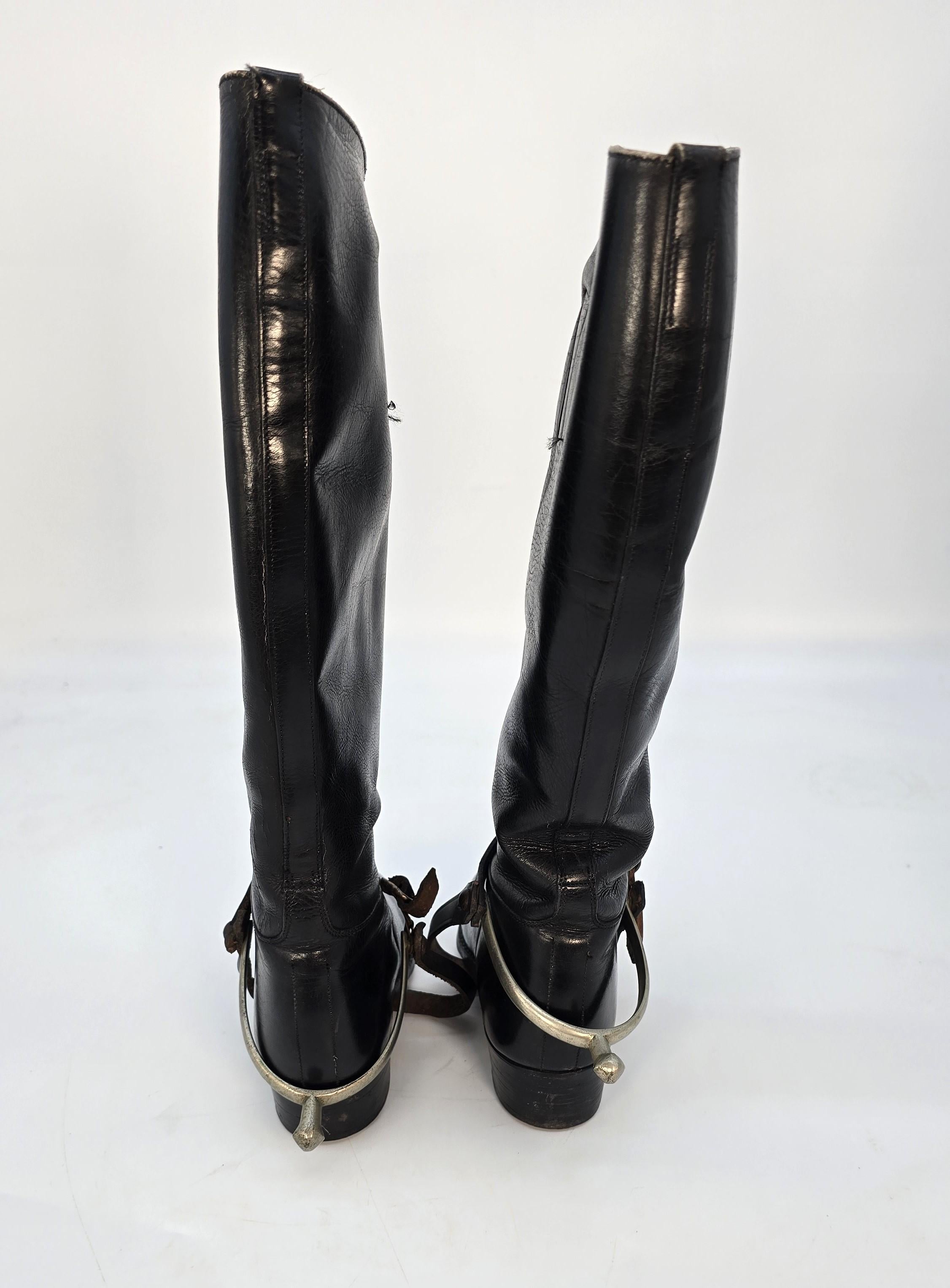 Un par de botas de montar de cuero de principios del siglo XX con accesorios en Bastante bueno estado para la venta en Central England, GB