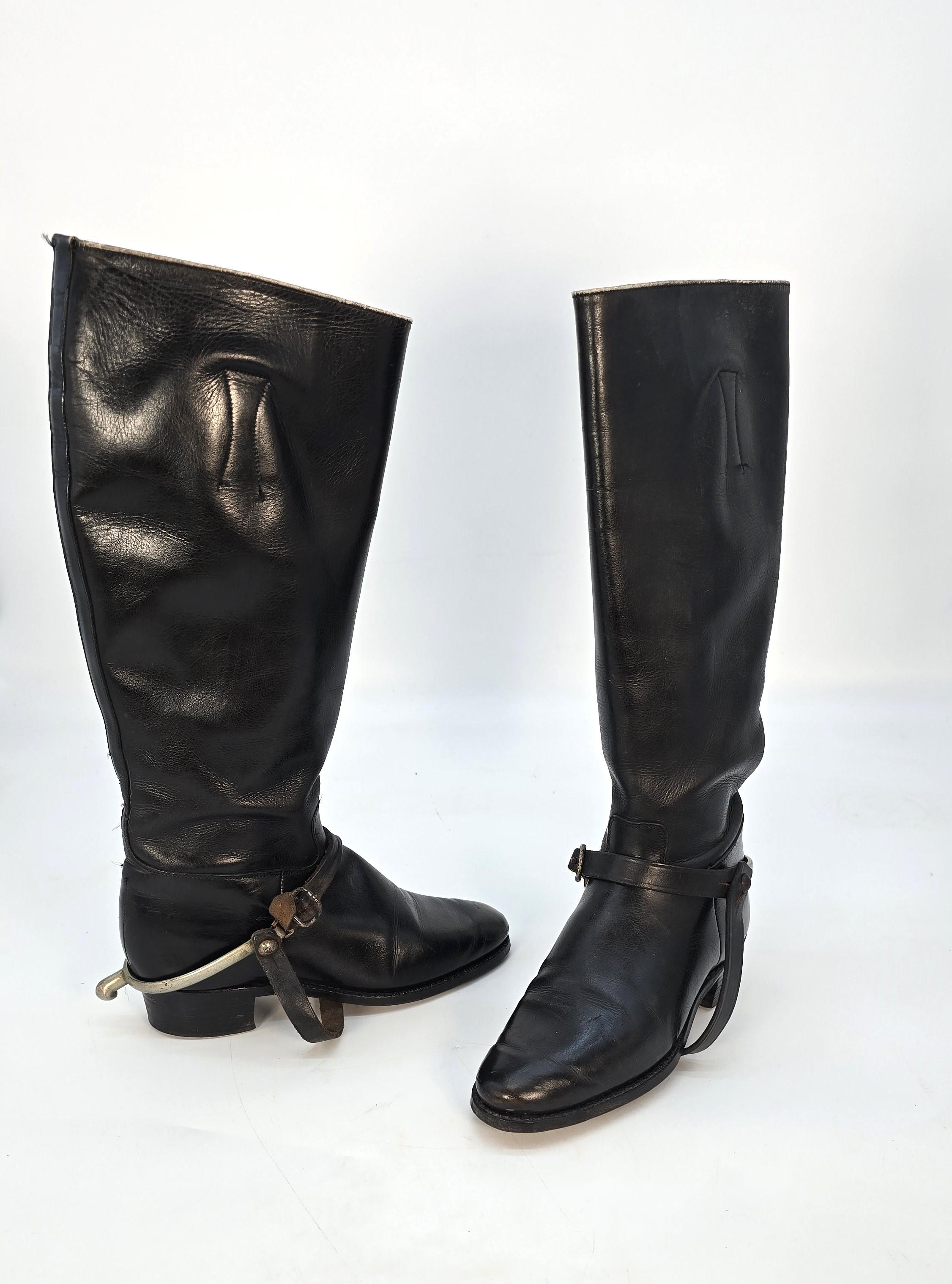 Un par de botas de montar de cuero de principios del siglo XX con accesorios Cuero en venta