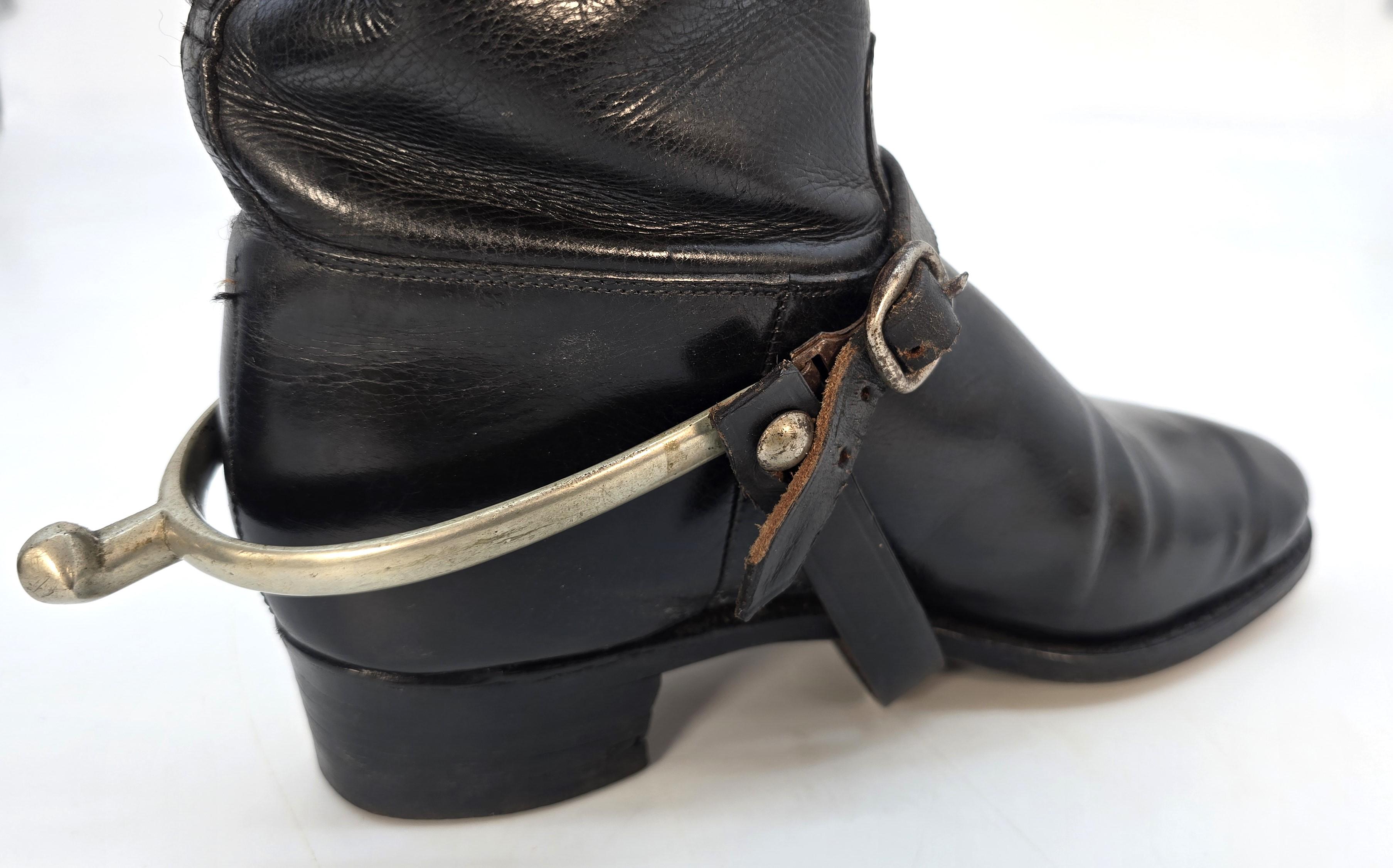 Un par de botas de montar de cuero de principios del siglo XX con accesorios en venta 2