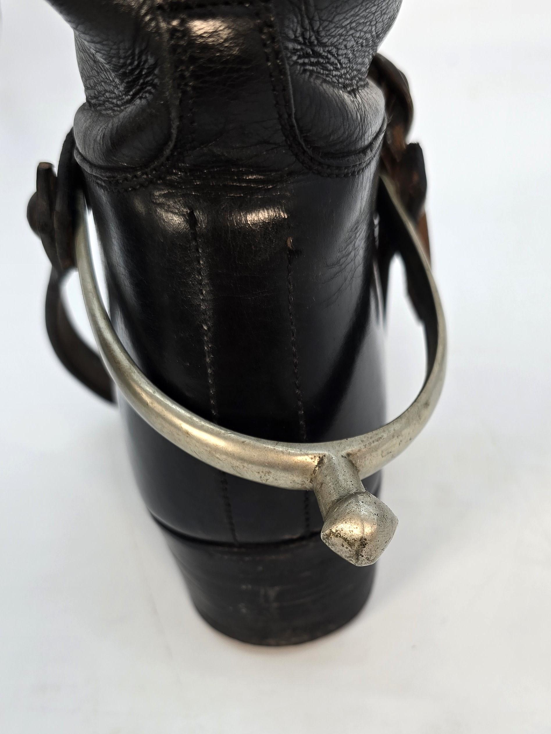 Un par de botas de montar de cuero de principios del siglo XX con accesorios en venta 3