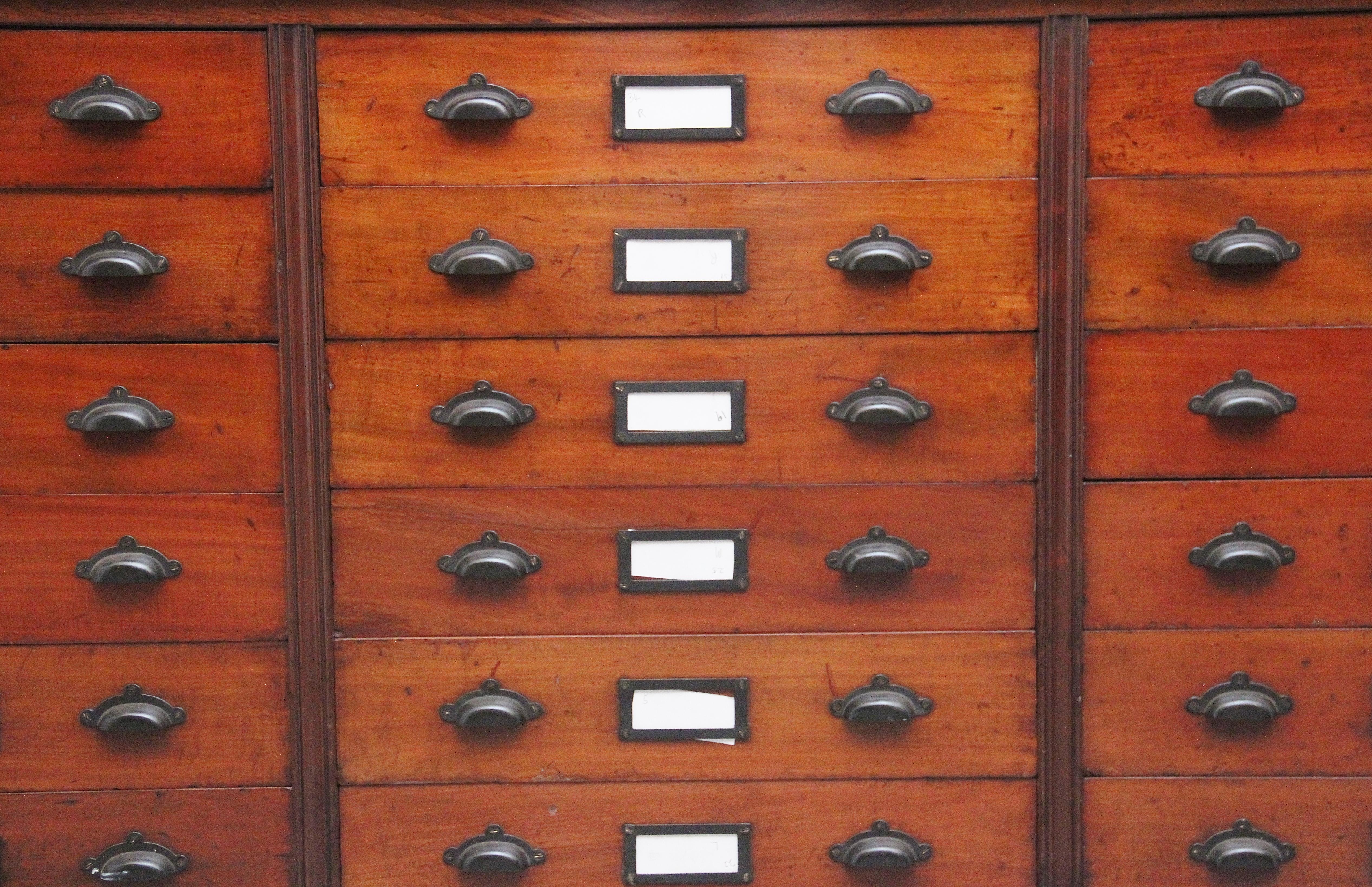 A pair of early 20th Century mahogany multi drawer chest's In Good Condition For Sale In Martlesham, GB
