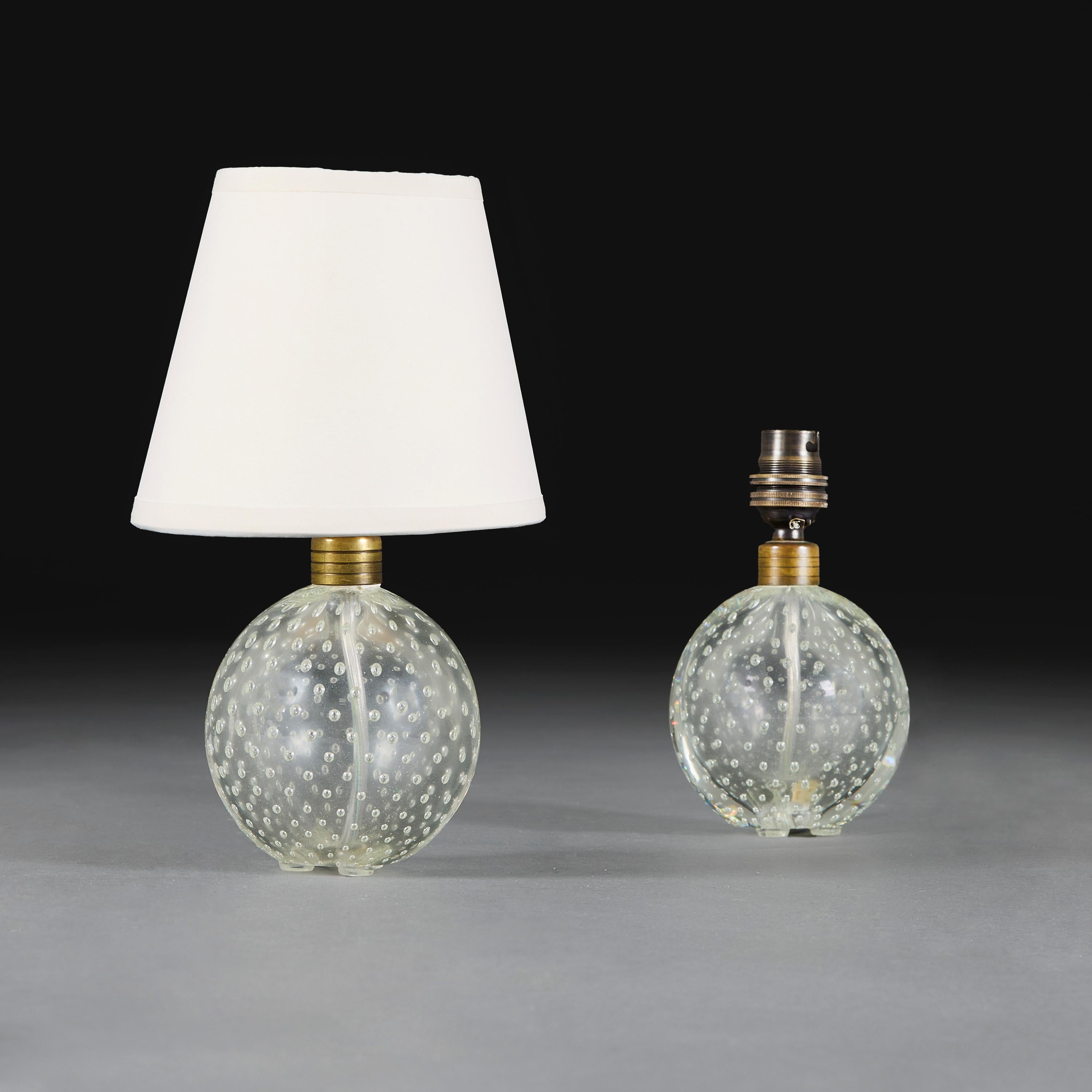Italia, hacia 1930.

Pareja de lámparas bullicantes redondas de cristal de Murano de principios del siglo XX, de cristal transparente con burbujas de control en toda la superficie y cuellos de latón torneado.  

Altura 12,00 centímetros.
Diámetro