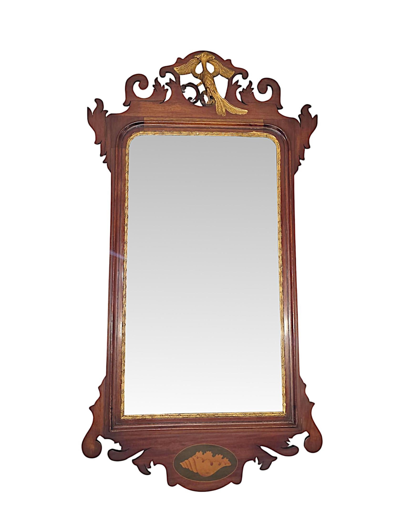 Una favolosa coppia di specchi dorati in pacco dei primi del Novecento in mogano ben figurato e legno dorato alla maniera georgiana di Chippendale.  Questa coppia di specchi è di qualità eccezionale, con intarsi e splendidi dettagli a forma di