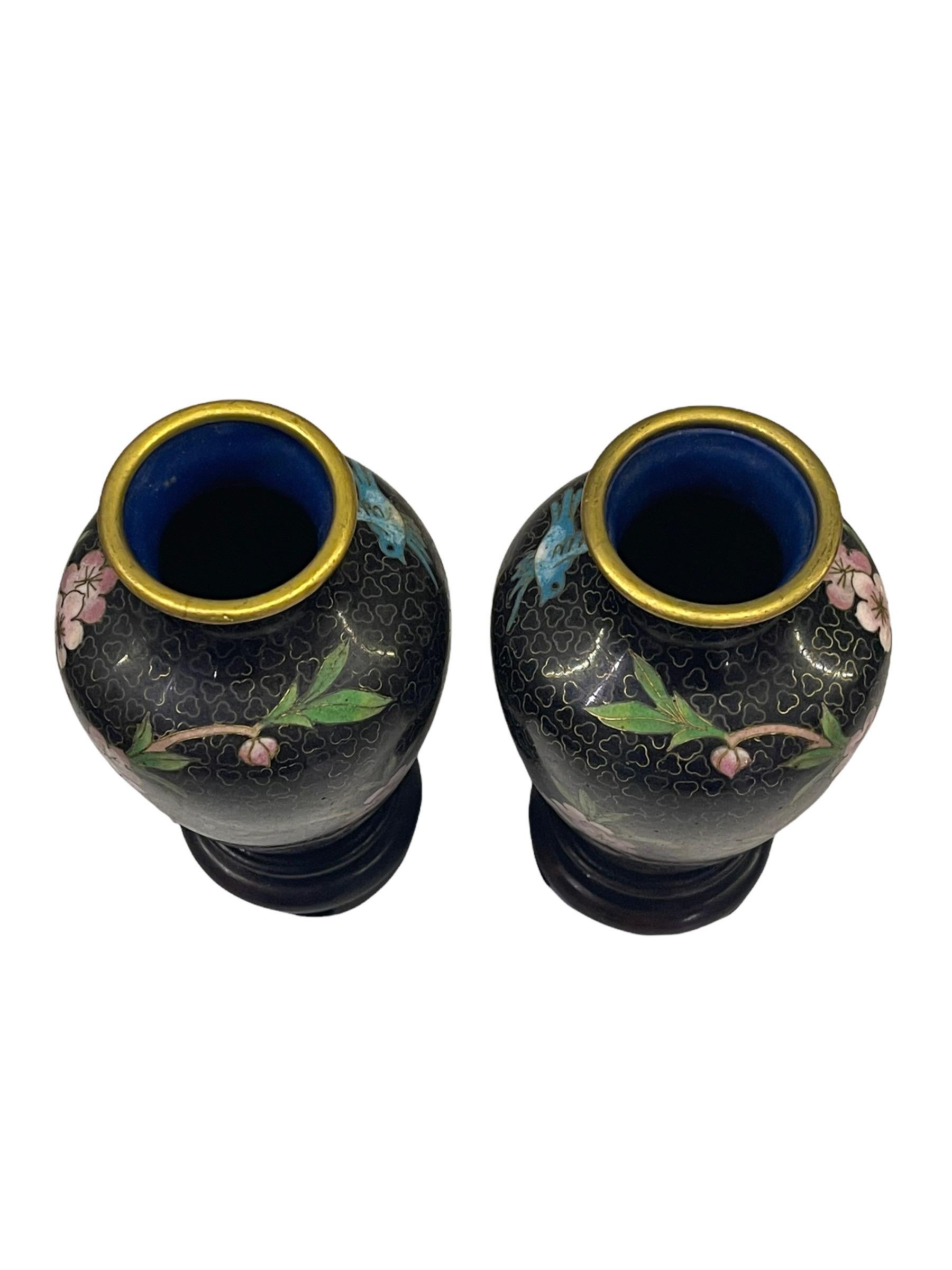 Hand-Painted Pair of Early 20th Century 'Republic Period' Chinese Urn Vases For Sale