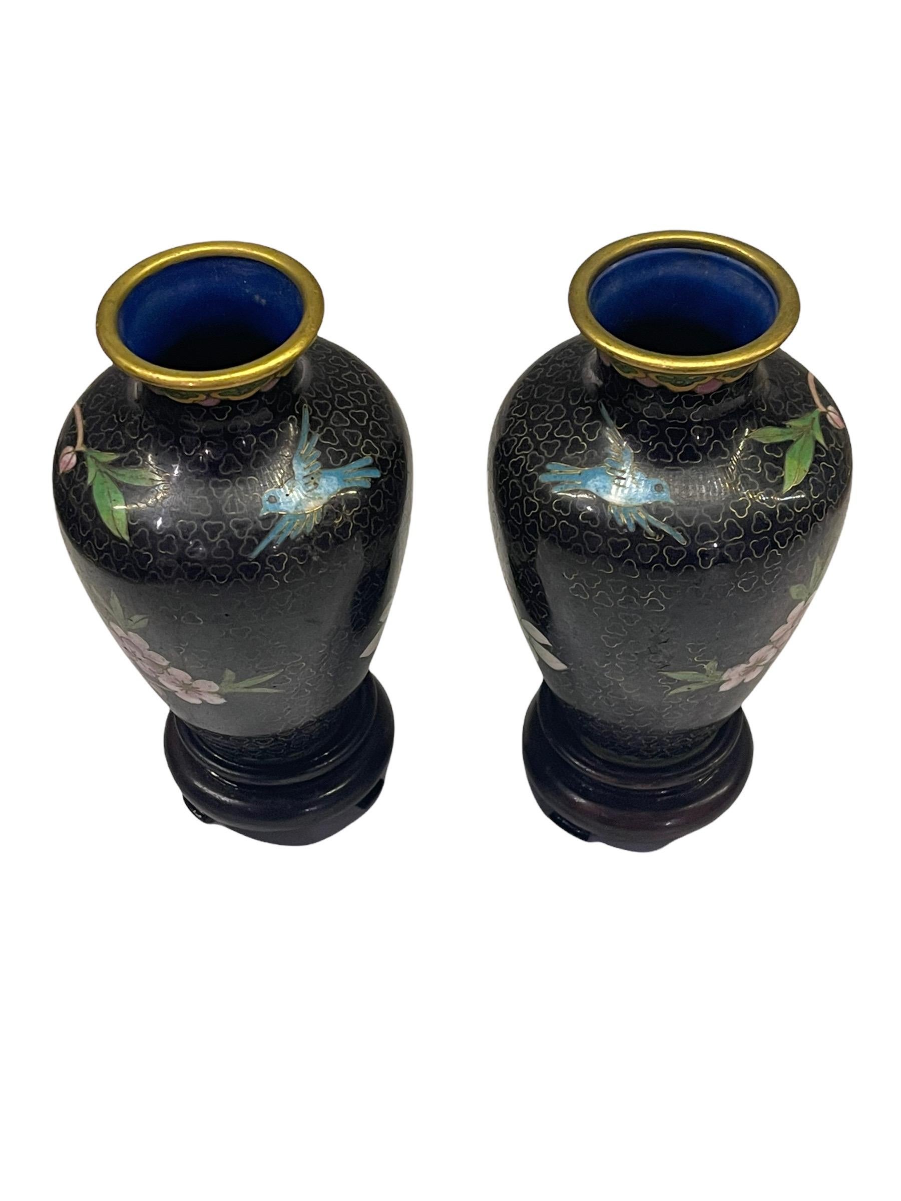 Pair of Early 20th Century 'Republic Period' Chinese Urn Vases In Fair Condition For Sale In North Miami, FL