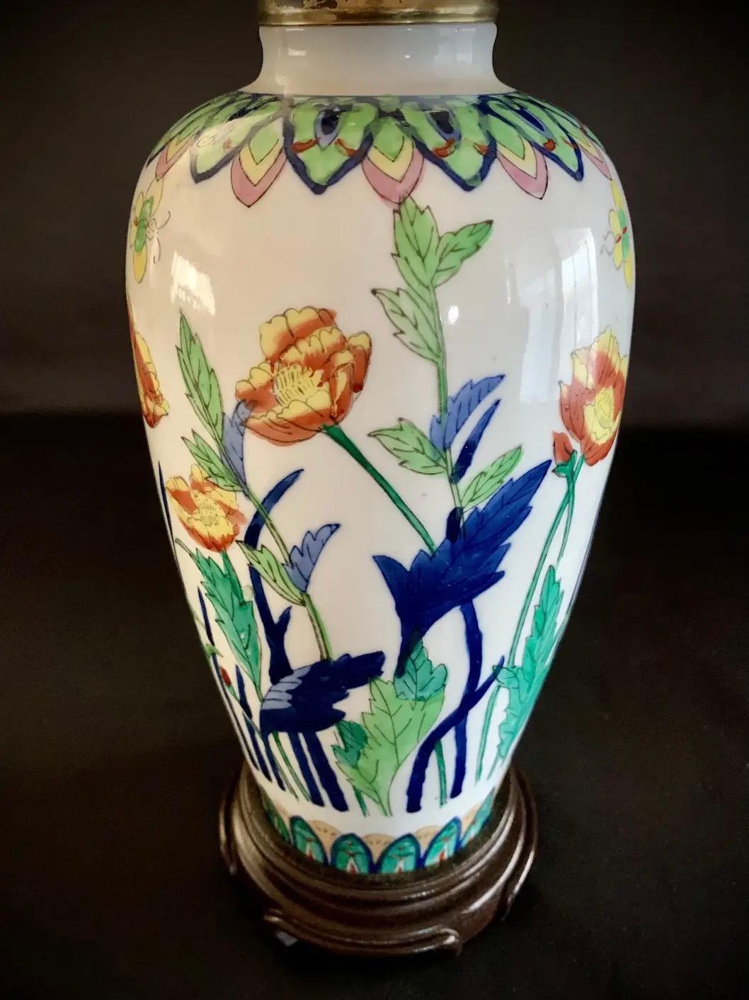 Lampes de table en porcelaine thaïlandaise peintes à la main papillons et papillons - 2 pièces Bon état - En vente à Middletown, MD