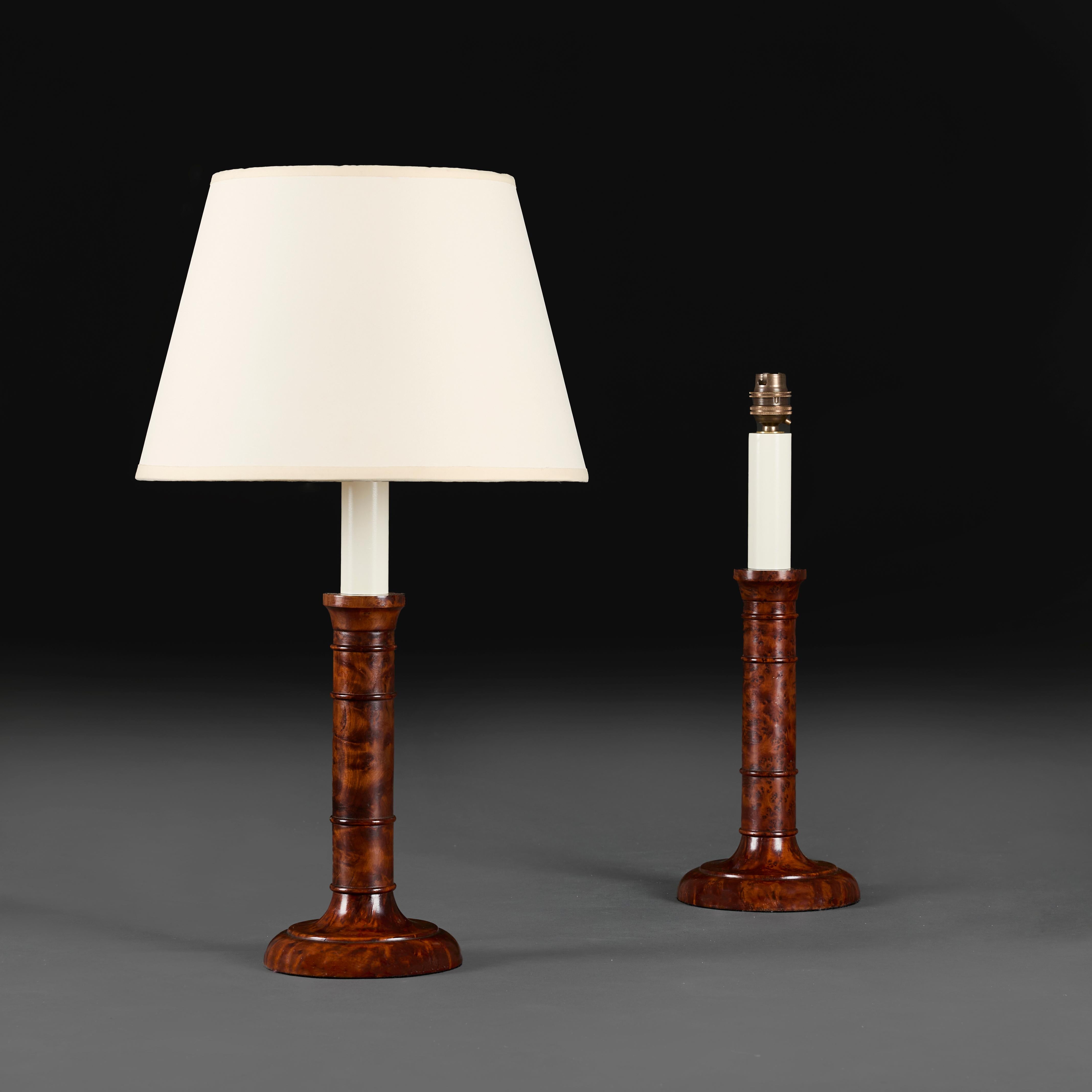 España, hacia 1930
Un par de candelabros españoles de madera de thuya de los años 30, ahora convertidos en lámparas.

Altura hasta la parte superior de la vela   35.00cm
Altura con sombra        58.00cm
Anchura de la base                