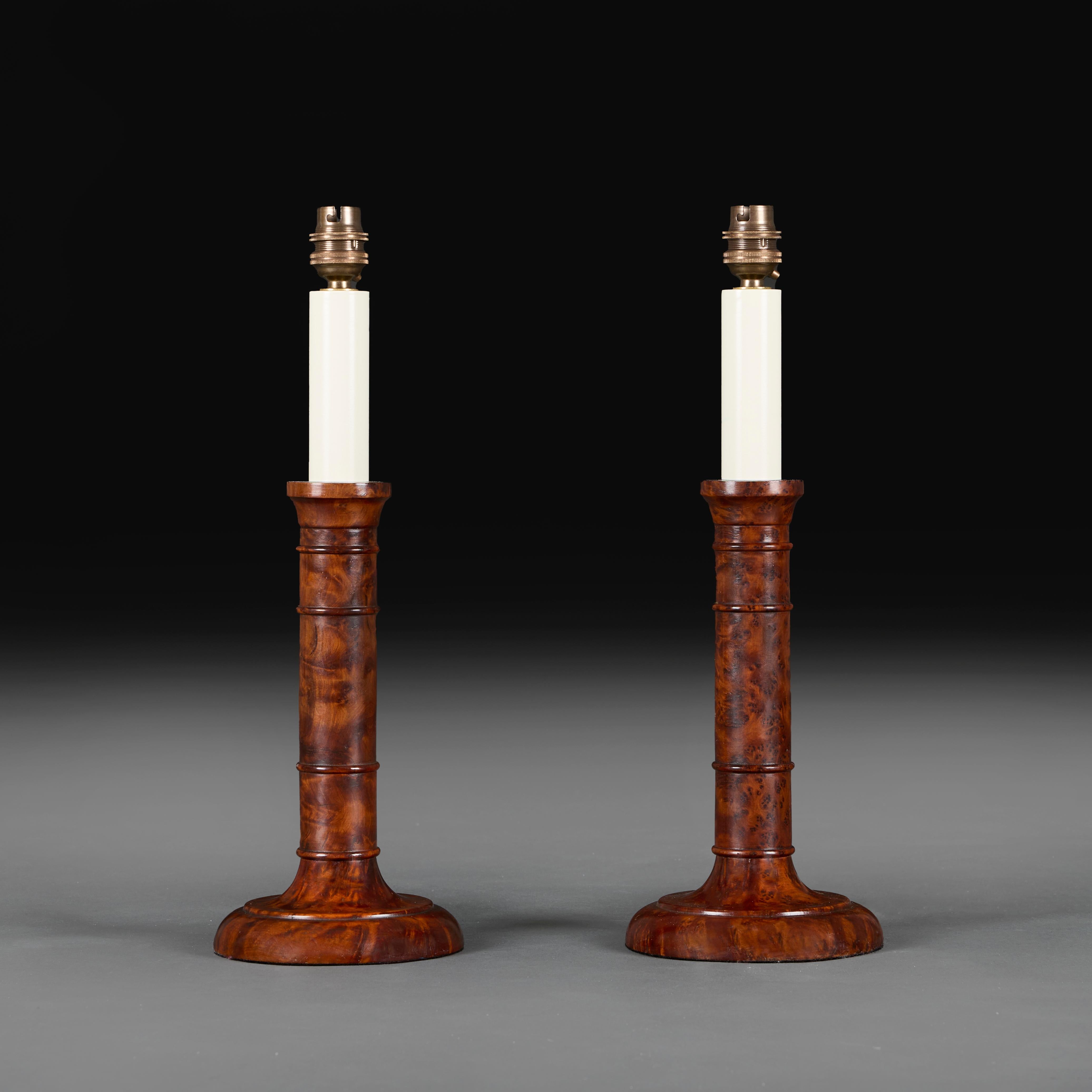 Pareja de lámparas candelabro de madera de thuya de principios del siglo XX Español en venta