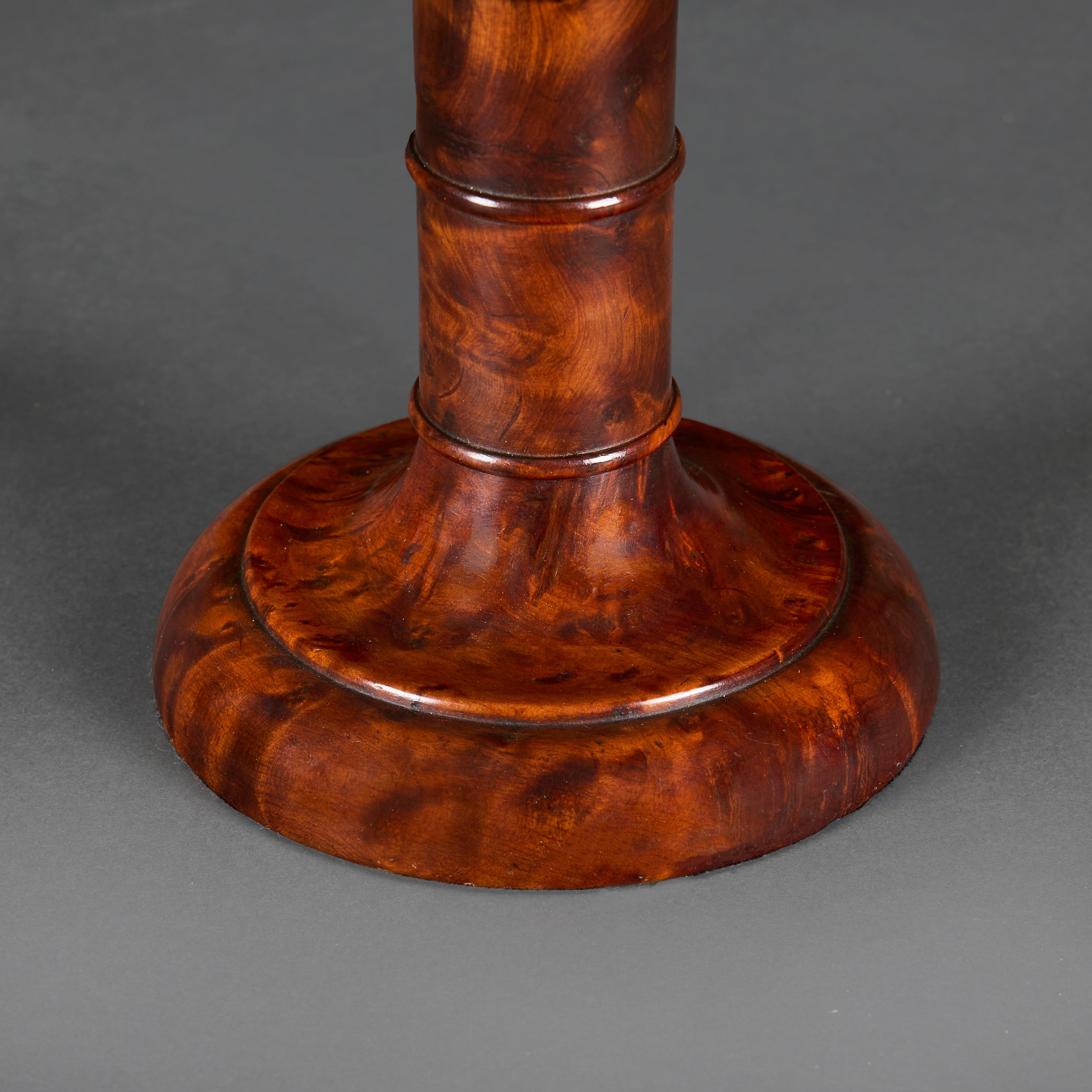 Pareja de lámparas candelabro de madera de thuya de principios del siglo XX en Bueno estado para la venta en London, GB
