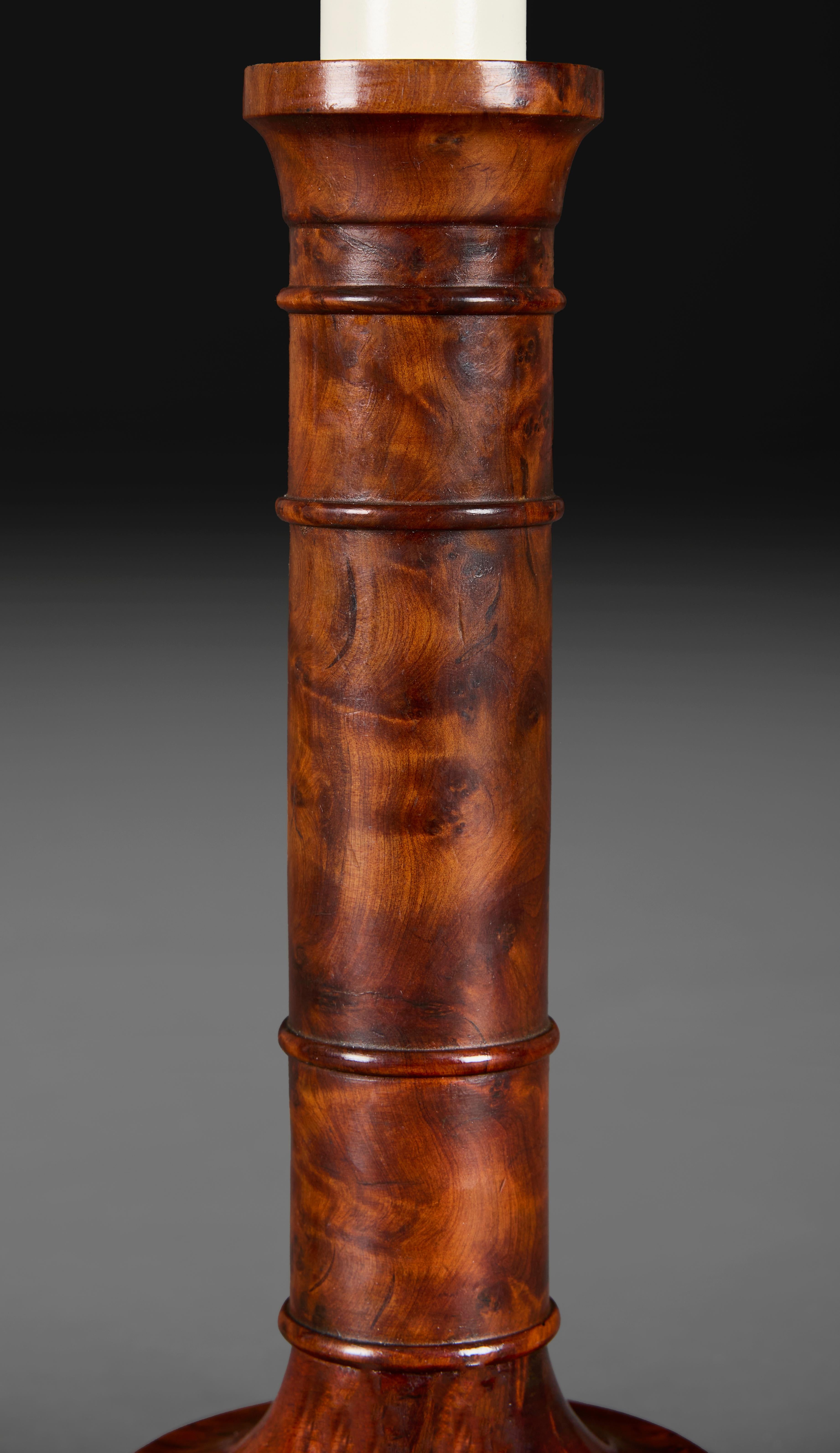 Pareja de lámparas candelabro de madera de thuya de principios del siglo XX Madera en venta